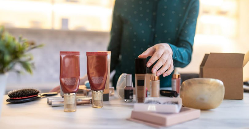 Компания Магнит сообщила о запуске ребрендинга сети Магнит Косметик Им на смену придет М Косметик Для развития бьюти сторов будет запущен отдельный бренд М Кос В рамках преобразований магазины будут разделены на три формата Бьюти с фокусом на уход косметику и парфюмерию Хаусхолд с увеличенной долей товаров для дома стандартный дрогери Первый магазин дрогери М Косметик планируется открыть в конце ноября Подписаться Забустить