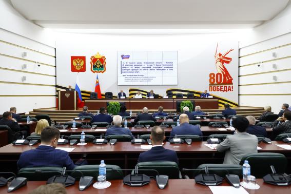 Депутаты Парламента Кузбасса ввели административную ответственность за повреждение деревьев и кустарников Любая вырубка или повреждение зелёных насаждений разрешены только при наличии специального разрешения Его выдаёт уполномоченный орган местного самоуправления За самовольное повреждение а также вырубку деревьев и кустарников предусмотрены штрафы для граждан 1 000 рублей для должностных лиц 5 000 рублей для юридических лиц 15 000 рублей