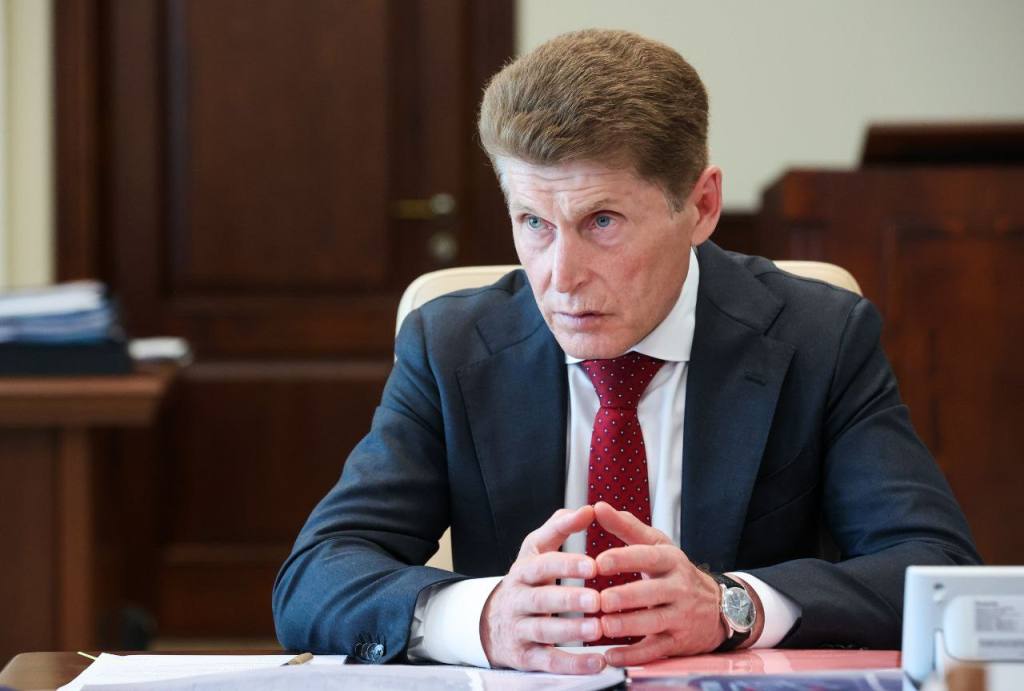 РАБОЧАЯ ВСТРЕЧА МИНПРИРОДЫ РОССИИ ПОДДЕРЖИТ РАЗВИТИЕ ЛЕСНОЙ ОТРАСЛИ ПРИМОРЬЯ Губернатор Приморского края Олег Кожемяко провёл рабочую встречу с заместителем министра природных ресурсов и экологии РФ Евгением Марковым. В центре обсуждения — ключевые вызовы и перспективы развития лесной отрасли региона. Олег Кожемяко подчеркнул: для Приморья вопросы использования и переработки леса, а также создания условий для лесопереработчиков имеют большое значение. Приморье и Минприроды обсудили необходимость упорядочить заготовку кедрового ореха и выдачу СИТЕС-сертификатов на экспорт пиломатериалов, развитие системы учёта состояния лесного фонда, и лесоустройство на территории края. Евгений Марков заявил, что вопросы, озвученные главой края, будут находиться на его личном контроле. Он отметил работу краевого минлеса и поддержал предложения губернатора Приморья: «Я внимательно следил за всеми вашими выступлениями и теми беспокойствами, о которых вы открыто говорите Президенту. Полностью вас поддерживаю: мои оценки абсолютно такие же. Ситуацию по Приморью буду держать на личном контроле», — сказал замминистра природных ресурсов и экологии России. Фото: #аврорамедиа_дальнийвосток Telegram-экосистема АВРОРА МЕДИА МЕДИА НОВОСТИ РЕГИОН ЛАЙФ СПОРТ ГЕРЛЗ ХАЙТЕК ПЕРСОНЫ ИНСАЙД КРИМИНАЛ МОЛОДОСТЬ LIVE АВРОРА МЕДИА YOUTUBE RUTUBE