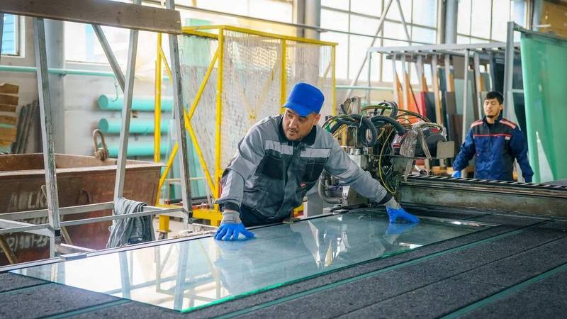 В Сургуте начнут производить закаленное стекло и стеклопакеты Одна из компаний в Сургуте получила льготный займ от Фонда развития Югры на запуск производства закаленного стекла и стеклопакетов. У него улучшенные эксплуатационные качества, что важно для северных регионов с перепадами температур. «Производство обеспечит выполнение современных технологических нормативов при строительстве, а также снизит затраты и ускорит реализацию строительных проектов, включая работы по интерьерному остеклению», — пишут чиновники. Финансовую поддержку получила компания«Тандем» в рамках нацпроекта «Эффективная и конкурентная экономика». Уже в ноябре выйдет первая партия, а к середине лета 2027 года производство достигнет максимальной мощности в 78 000 кв. метров в год. Фото: ТГ-канал Руслана Кухарука, Подписаться Прислать новость