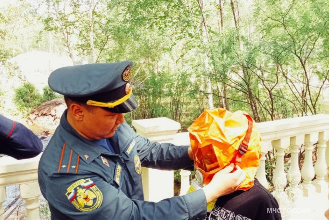 В Забайкалье за минувшие сутки: Ликвидированы 2 пожара сухой растительности на площади 403 квадратных метра: В СНТ "Изумруд" города Читы 3 огнеборца от пожарно-спасательной части №6 МЧС России ликвидировали возгорание сухой растительности на площади 400 квадратных метров. Ликвидированы 4 техногенных пожара: В Агинском муниципальном округе на трассе Агинское-Нижний Цасучей произошел пожар в придорожном кафе на площади 100 квадратных метров. Возгорание ликвидировали огнеборцы пожарно-спасательной части №28, ГУ "Забайкалпожспас" и добровольной пожарной дружины села Кункур. На водных объектах происшествий не зарегистрировано. На ДТП пожарно-спасательные подразделения привлекались 1 раз. Огнеборцы отключали аккумуляторную батарею. 9 июля местами кратковременные дожди, грозы. Ветер северо-западный 3-8 м/с, порывы 8-13 м/с. Температура ночью +11…+16°, местами +5…+10°, днем +24…+29°, местами +18…+23°.