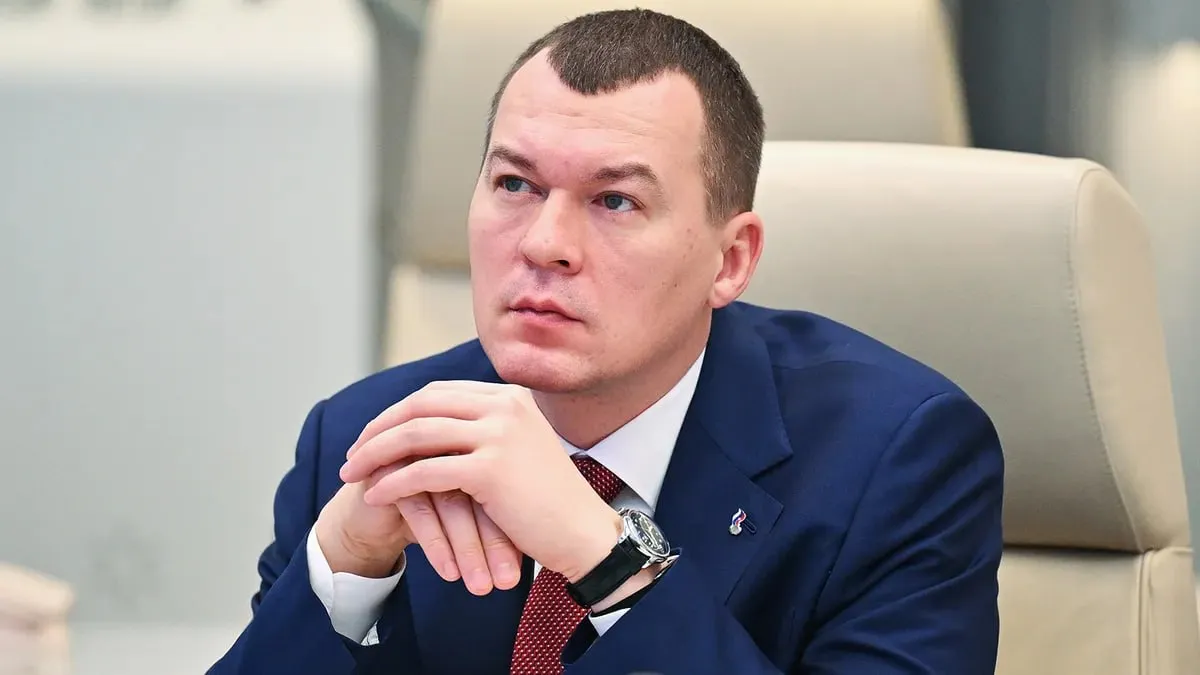 В РПЛ с сезона 2026 27 будет ужесточен лимит не более 12 легионеров в заявке и 7 одновременно на поле сообщил Иван Карпов Приказ министра спорта Михаила Дегтярева об этом будет опубликован в ближайшее время Дальнейшее ужесточение лимита планируется по формуле 11 6 на сезон 2027 28 и 10 5 на 2028 29 Сейчас клубы РПЛ могут вносить в заявку 13 иностранных футболистов и выпускать на поле не более 8 легионеров