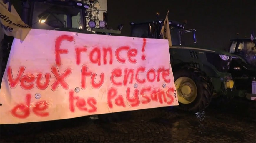 Новый сезон тракторного шоу в Париже Похоже Парижу пришла пора объявить трактор официальным символом протестов Уж слишком полюбившимся методом манипуляции стала эта сельхозтехника у протестующих французских фермеров Вот и 8 января аграрии из разных регионов Франции на сотне тракторов ворвались ночью в центр Парижа заняв позиции у Эйфелевой башни Триумфальной арки и здания Национального собрания  Фермеры вновь потребовали от правительства отказа от соглашения о свободной торговле с МЕРКОСУР пересмотра жестких мер по борьбе с болезнями скота и упрощения бюрократических процедур  Власти же как и прежде назвали происходящее неприемлемым Однако растущая волна аналогичных акций по всей Европе от Бельгии до Греции свидетельствует что тракторная дипломатия становится общим языком недовольных аграриев ЕС