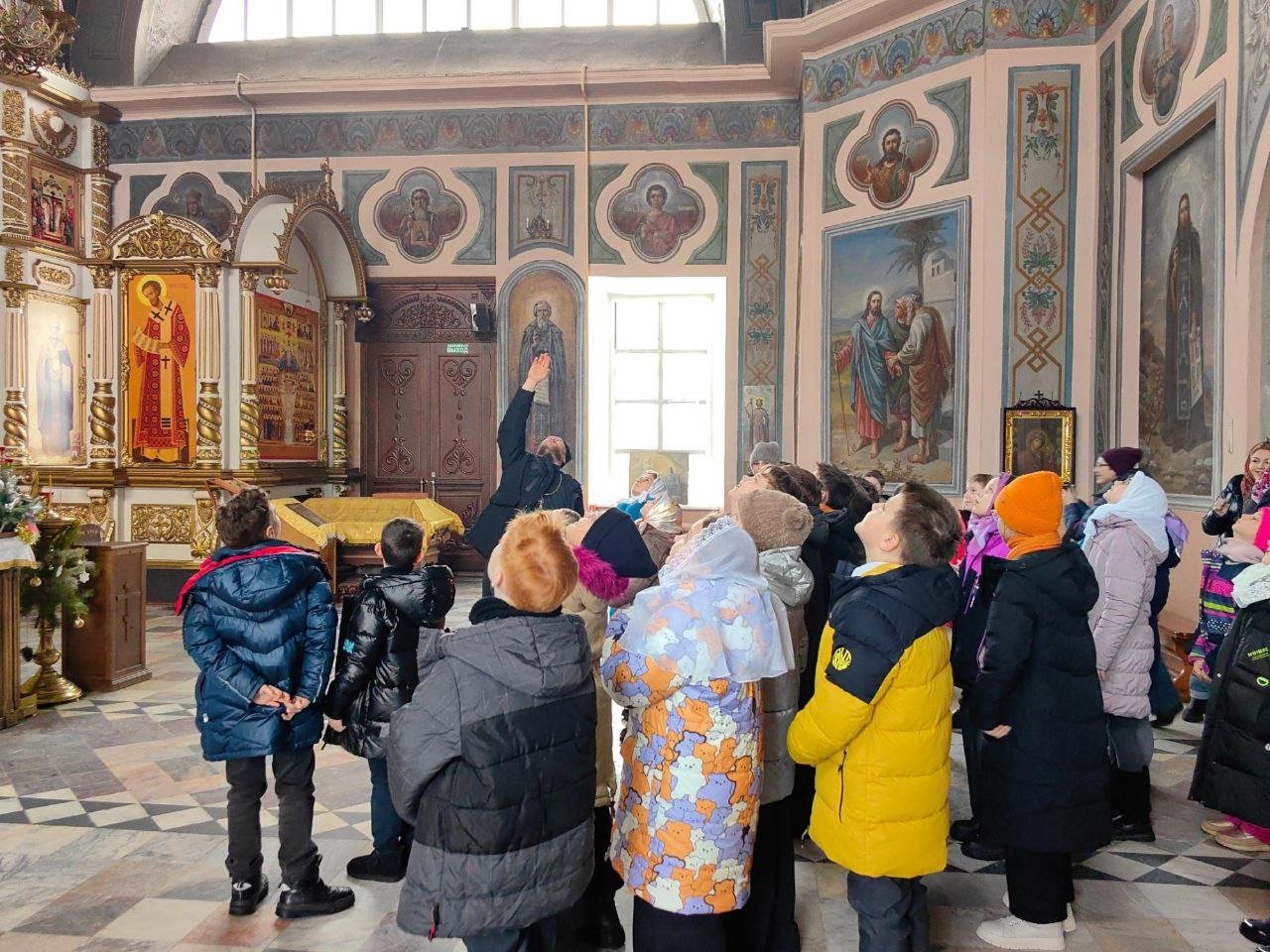 Преображенский храм совместно с Центральной детской библиотекой положил начало проекту «Гармония знаний и веры»  В Преображенском храме микрорайона Канищево 15 января было много юных гостей: приход посетили учащиеся городской школы № 35, и вместе с ними педагоги и сотрудники Центральной детской библиотеки.  Встреча была запланированной: в 2025 году стартует просветительский проект «Гармония знаний и веры», организуемый библиотекой совместно с Преображенским храмом. Участниками инициативы станут учащиеся четвертых классов школы № 35. В первый день приходила только одна группа детей, в дальнейшем намечено ещё две встречи с ребятами.