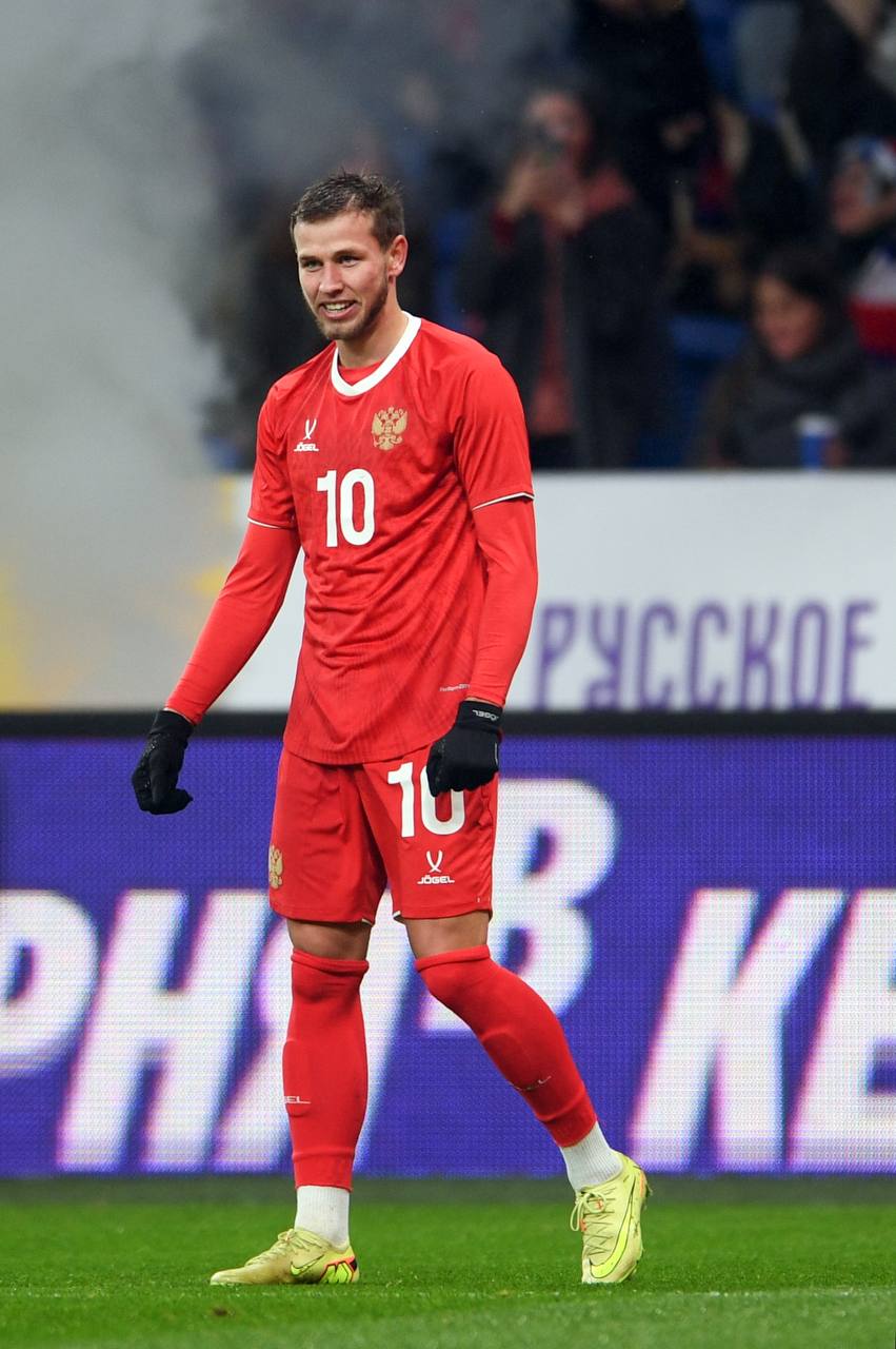 Четыре футболиста сборной России тренируются индивидуально на сборе в Новогорске Александр Черников Лечи Садулаев Руслан Литвинов и Николай Комличенко тренируются по индивидуальной программе передает с места событий корреспондент РИА Новости В тренировке принимают участие 27 из 30 игроков вызванных на сбор На занятии отсутствуют Дмитрий Баринов и Александр Сильянов а также вратарь французского ПСЖ Матвей Сафонов который в понедельник прибудет в Санкт Петербург куда национальная команда отправится после тренировки Подписывайтесь на РИА Новости Спорт в MAX