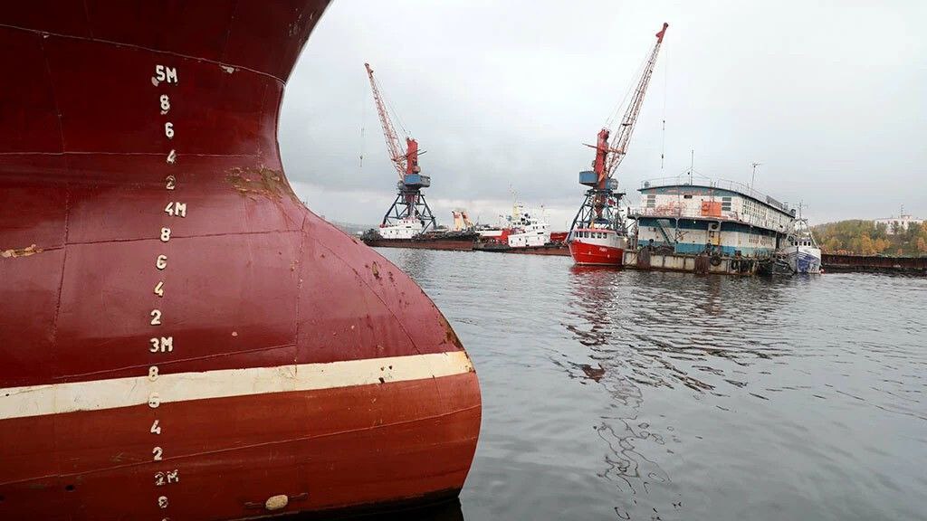 Минтранс России готовит смягчающие поправки к законопроекту о запрете эксплуатации ветхих судов с 2030 года на фоне системных проблем с обновлением гражданского флота По данным Ведомостей корректировки обсуждались на совещаниях в конце января начале февраля Одним из ключевых изменений может стать повышение возрастного порога после которого судно признается ветхим с 40 до 50 лет Также предлагается не распространять запрет на речные суда что фактически снимает ограничения по сроку их эксплуатации По словам собеседника издания принятие законопроекта в первоначальном виде практически исключено из за нехватки финансирования Средства на программу льготного лизинга судов сокращены вдвое а план по строительству уменьшен с 260 до 219 единиц При этом риски удорожания строительства и дальнейшего секвестра программы в ближайшие годы сохраняются Подписаться на PRO transport