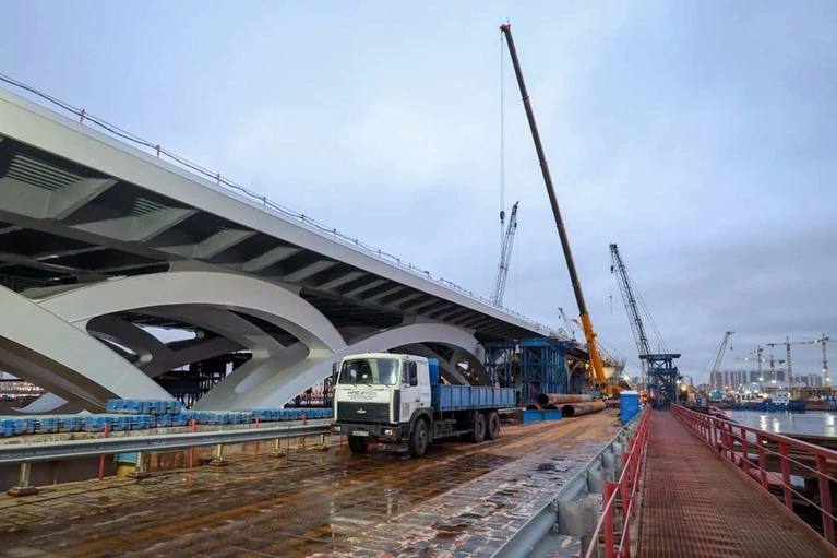 Пропуск судов через Большой Смоленский мост стартует в 2026 году В Петербурге продолжается масштабное строительство Большого Смоленского моста первого разводного моста через Неву за последние почти 43 года Работы идут быстро что позволит ввести его в эксплуатацию раньше намеченного срока По состоянию на 3 декабря на место при помощи катамаранов доставили крылья переправы подняли и закрепили их Ожидается что уже в 2026 году через Большой Смоленский мост начнут ходить суда Смольный Читай нас в MAX Подпишись на Комсомольскую правду СПб