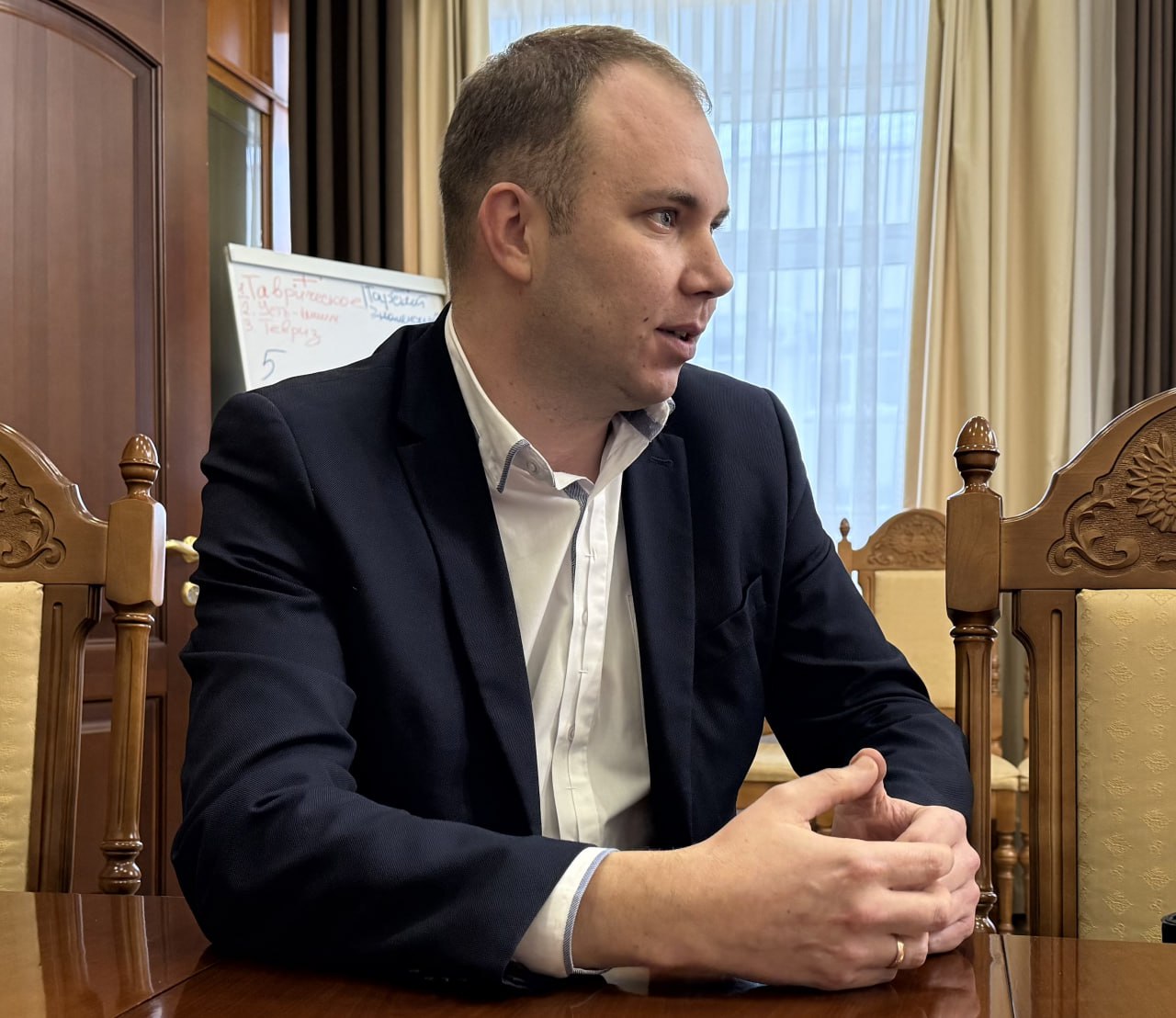 Пост руководителя регионального фонда капитального ремонта многоквартирных домов Омской области вновь занял Александр Хомин Господин Хомин возглавлял фонд с февраля 2023 года срок его полномочий истек в декабре 2025 года Тогда же министерство объявило о проведении конкурса на должность руководителя Министерство энергетики и ЖКХ Омской области  Подписывайтесь на Ъ Сибирь