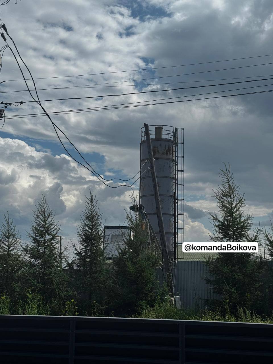 Жители Элиты задыхаются от незаконной промзоны В Элите предприниматель выкупил несколько участков на улицах Боровая и Городская, объединил их и установил там растворобетонный узел, склады угля и инертных материалов, пишет депутат краевого парламента Алексей Бойков. Теперь местные задыхаются от выбросов, а дома и машины покрыты цементной пылью. При этом участки, на которых предприниматель развернул бурную деятельность, предназначены для жилой застройки и сельскохозяйственного использования. «Работа идет без остановки: грохочут погрузчики, гудят грузовики, над поселком "стоит" цементная пыль, а угольная пыль оседает на огородах и детских качелях. Со слов жителей, у этой площадки нет ни разрешений на выбросы, ни положенной санитарной зоны — да ее там и не может быть по определению, ведь это — жилая застройка», — пишет Бойков. Местные рассказывают, что уже обращались в надзорные органы, но это не помогло — владельцу просто выписали предписание. Это Борус.Люди