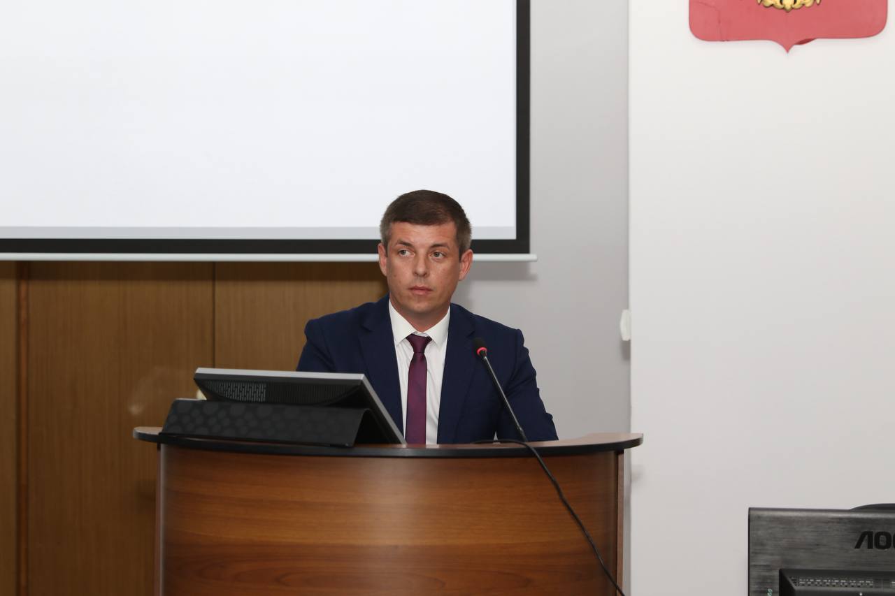 НУЖДИН ВМЕСТО АБЫЗОВОЙ На заседании думы депутаты избрали Анатолия Нуждина председателем контрольно счетной палаты Нижнего Новгорода Он сменил на этом посту Юлию Абызову которая возглавляла палату с 2021 года Нуждин с июня был заместителем руководителя КСП а до этого работал в министерстве финансов Нижегородской области Ещё один чиновник воспитанный министром финансов Ольгой Сулимой
