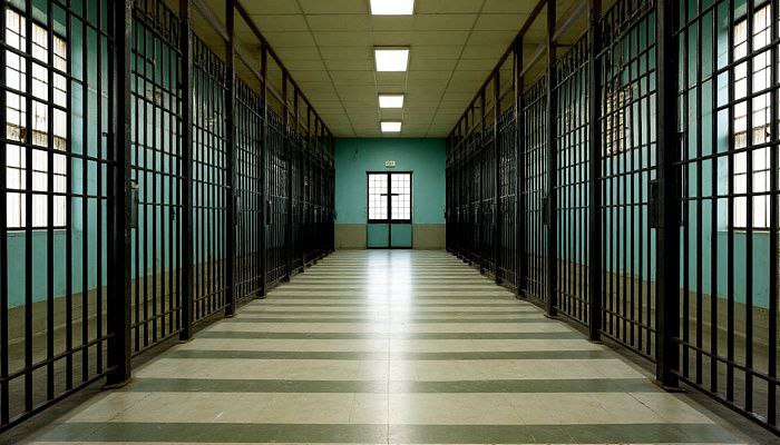 Жительницу Бурятии отправили в колонию за истязание дочери Женщина злоупотребляла спиртными напитками В период с января по август 2025 года она из личной неприязни к несовершеннолетней дочери а также в качестве наказания за незначительные провинности систематически ее била оскорбляла и применяла иное насилие Ребенок испытывал физическую боль психические и моральные страдания Однажды мать вообще начала душить девочку и угрожала убить Девочка испугалась и убежала из дома стала жить у подруги и рассказала обо всем ее бабушке которая обратилась в полицию Женщине назначено наказание в виде 3 лет и 2 месяцев лишения свободы с отбыванием в исправительной колонии общего режима Новости Бурятии