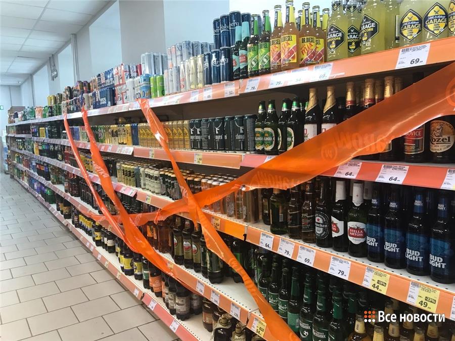 Российский рынок алкогольной продукции ждет серьезная реформа. Госдума окончательно приняла закон, обязывающий магазины оформлять отдельную лицензию на продажу алкоголя для каждой торговой точки.   Новые правила коснутся всех розничных продавцов спиртного. Теперь сельские магазины будут платить за переоформление 20 тыс рублей в год, остальные — 65 тыс.  Закон приняли во втором и третьем чтениях. Поправки будут внесены в Налоговый кодекс.  Изначально депутаты рассматривали возможность снизить стоимость лицензии до 50 тыс рублей для всех участников рынка. Законопроект внесли на рассмотрение еще в декабре 2023 года, а первое чтение он прошел в сентябре 2024-го.  Инициатива вызвала критику со стороны бизнеса. В марте президент общественной организации малого и среднего предпринимательства «Опора России» Александр Калинин направил письмо главе думского комитета по бюджету и налогам Андрею Макарову. В нем он указал, что новые требования усложнят работу малого бизнеса, особенно в сельской местности.