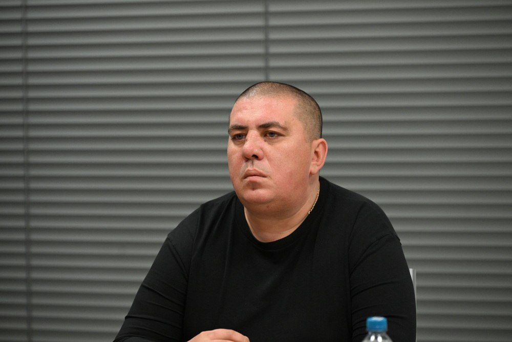 Назначен новый руководитель Единого фонда по управлению МКД ДНР Им стал Евгений Михайлович Смирнов специалист с почти 25 летним опытом работы в сфере ЖКХ Ранее он возглавлял донецкий Водоканал и ряд коммунальных предприятий хорошо знаком с системой ЖКХ и её текущими задачами Глава ДНР Денис Пушилин подчеркнул что в условиях водной блокады а также в период старта отопительного сезона работа Единого фонда имеет ключевое значение От деятельности жилищников в том числе зависит своевременное обеспечение теплом жилых домов Кроме этого необходимо обеспечить прозрачность работы фонда жители должны понимать какие работы проводятся Цель сделать нашу республиканскую систему ЖКХ примером для других регионов России В том числе за счёт цифровизации и прозрачности расчётов и трат Люди должны понимать и что самое главное видеть за что они платят деньги отметил Денис Пушилин Глава ДНР поручил новому руководителю представить в середине ноября отчёт о состоянии дел и первых результатах работы Фото телеграм канал Дениса Пушилина vsednrru