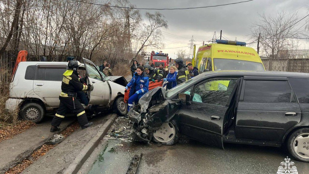 Сотрудники МЧС вызволили людей из автомобиля после ДТП в Новосибирске  Спасателям МЧС пришлось устранять последствия лобового столкновения двух автомобилей. Об этом сообщает пресс-служба ведомства. Авария произошла в Калининском районе на улице Писемского. В одной из машин оказались зажаты мужчина и женщина, которых при помощи гидравлического инструмента пришлось деблокировать спасателям. О других пострадавших не сообщается.  Кроме того, чтобы не допустить искры и возгорания, пожарные-спасатели отключили автомобильные аккумуляторы.  Фото: пресс-служба МЧС Новосибирской области