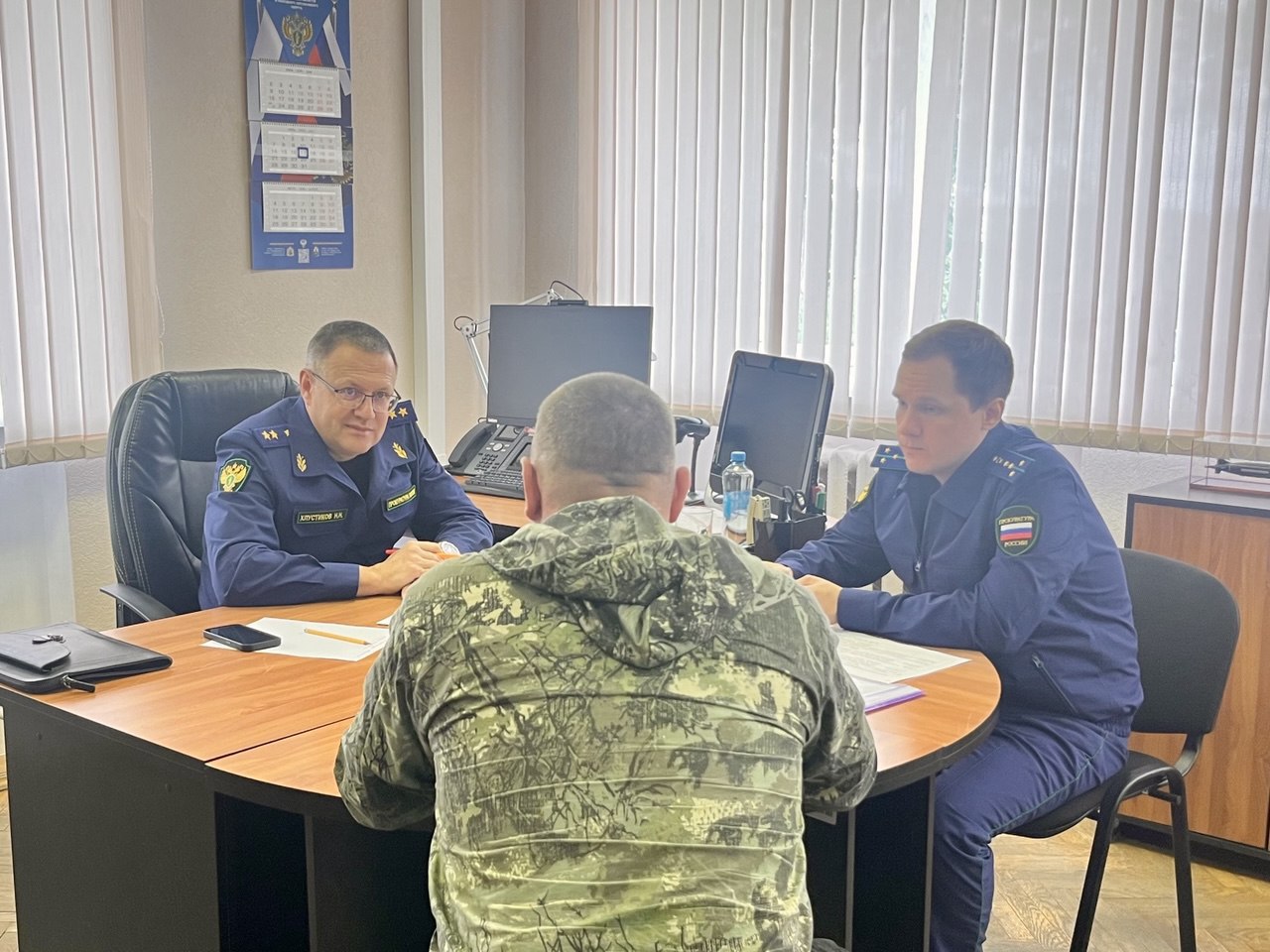Мобильная приемная прокуратуры Архангельской области и Ненецкого автономного округа осуществила выезды в г. Котлас и с. Яренск Ленского района Прокурор Архангельской области и Ненецкого автономного округа Николай Хлустиков посетил г. Котлас и с. Яренск Ленского района с целью осуществления приема граждан. Жалобы заявителей, обратившихся на прием к руководителю регионального надзорного ведомства, касались вопросов защиты прав несовершеннолетних, благоустройства территории муниципалитетов, соблюдения законодательства в жилищно-коммунальной сфере, обеспечения безопасности дорожного движения, недостатков в работе правоохранительных органов. Так, жительница из г. Котласа попросила оказать содействие в обязании уполномоченных органов организовать перевозку обучающихся в общеобразовательную организацию. Индивидуальный предприниматель из г. Котласа пожаловался на ненадлежащее состояние дорог общего пользования. Заявительница из с. Яренск Ленского района сообщила о бездействии управляющей организации по проведению текущего ремонта помещений общего пользования в многоквартирном доме. В ходе личного приема Николаем Хлустиковым принято 22 гражданина. Обратившимся даны исчерпывающие разъяснения федерального законодательства. Для последующего разрешения на личном приеме получены обращения, требующие вмешательства органов прокуратуры и проведения соответствующих проверок.