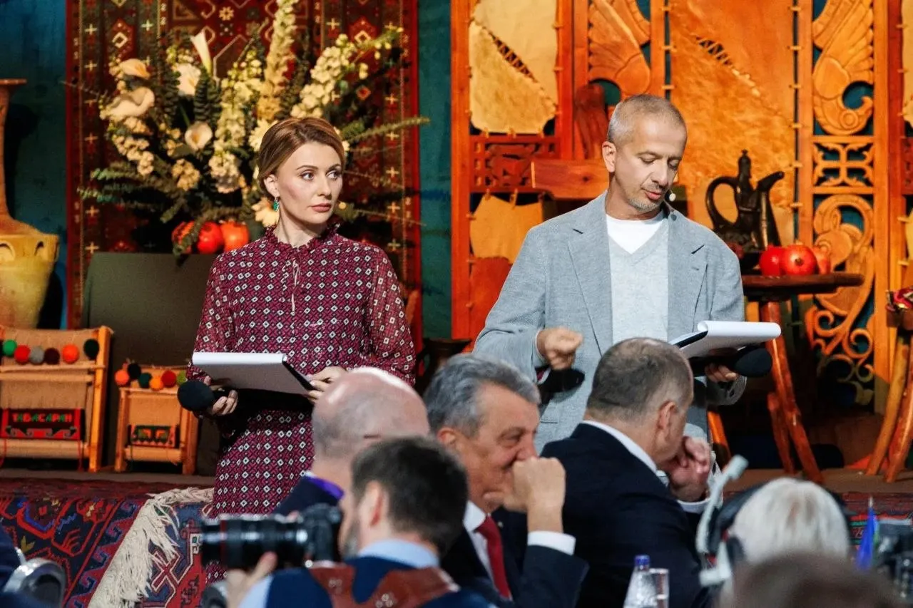 Креативная экономика Кавказа обогнала среднероссийские темпы роста в три раза На Кавказе есть уникальный культурный код и сильная локальная индустрия Регион исторически богат талантами здесь создаются технологии и новые модели производства Задача формировать конкурентоспособные бренды и выводить их на российский и международный рынки Таким мнением поделилась старший вице президент директор по внешним связям ПСБ Вера Подгузова выступая модератором на деловом завтраке в рамках Кавказского инвестиционного форума Цифры и вызовы Доходы бизнеса в креативной экономике Кавказа выросли почти на 70 за два года Это в 3 раза быстрее чем в среднем по России Однако результат следствие низкой стартовой точки Главный вызов сохранить подлинность ремесел традиций и гастрономии но при этом следовать современным трендам и технологиям Построить креативную экономику нового типа возможно только встраиваясь в современные производственные технологии без которых немыслимы сегодня музыкальная и киноиндустрия видеоарт и производство контента Еще один важный аспект необходимо из множества отдельных инициатив собрать систему которая масштабируется Кавказ должен стать не просто территорией талантов а регионом где появляются сильные узнаваемые креативные бренды подчеркнула Вера Подгузова Фото ПСБ  Если у вас не грузятся фото видео читайте 1777 в MAX   max ru Stavropol1777