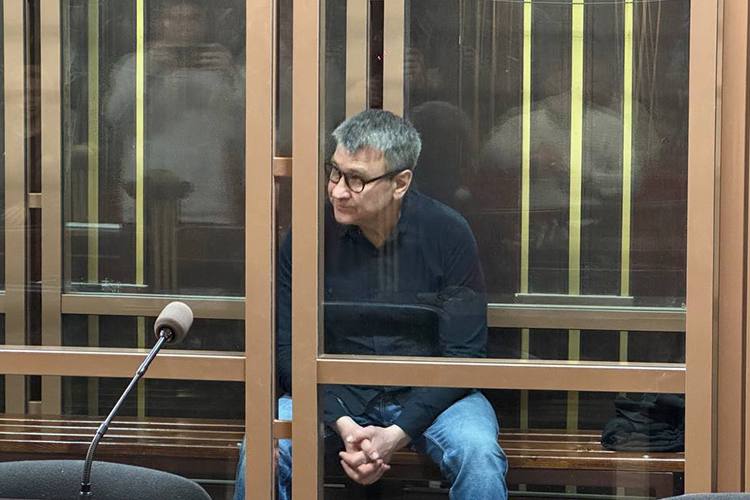 Лидера казанской ОПГ Кинопленка приговорили к 20 годам колонии строгого режима Эльфата Сунгатуллина обвинили в организации трех убийств и бандитизме в 1990 е годы Вину он не признал и заявил что занимался бизнесом kazan