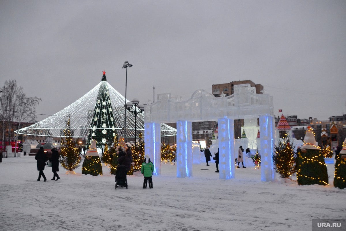 Ледовый городок с новогодней елкой и резиденцией Деда Мороза открыли в центре Тюмени  Ледяные скульптуры и главный символ Нового года установили на площади 400-летия города. На церемонию открытия городка пришли сотни горожан с детьми.  Подписаться