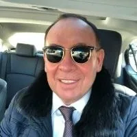 Иркутский адвокат задержан за обман клиента на 22 миллиона рублей Как сообщают источники нашего канала в Иркутске сотрудники ФСБ задержали адвоката Сергея Токарева Его обвиняют в мошенничестве в особо крупном размере Юрист пытался заработать на своем подзащитном обещая ему свободу за солидное вознаграждение Сначала адвокат получил от родственников клиента 2 миллиона рублей Он заявил что эти деньги нужны для внесения залога и освобождения из под стражи В реальности Токарев просто присвоил средства а обвиняемому через некоторое время изменили меру пресечения на подписку о невыезде законным путем Позже адвокат решил провернуть более крупную сделку с тем же клиентом которого судили за контрабанду мускуса кабарги За 20 миллионов рублей Токарев пообещал договориться с судьями о максимально мягком приговоре Однако план провалился юриста задержали с поличным когда ему передавали первые 3 миллиона рублей Теперь бывшему защитнику самому понадобится адвокат Против него расследуются дела о мошенничестве и покушении на мошенничество   Подпишитесь МАХ Telegram