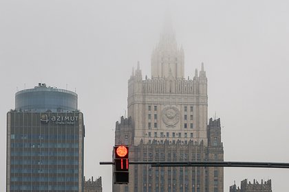 Россия раскрыла условия и возможное содержание переговоров по Украине  Россия готова к серьезному разговору по украинскому урегулированию, он может вестись на основе стамбульского документа 2022 года. Об этом в интервью ТАСС заявил глава второго департамента стран СНГ МИД РФ Алексей Полищук. Он напомнил, что мирное урегулирование возможно на основе стамбульского документа от 2022 года, в котором речь шла о нейтральном внеблоковом безъядерном статусе Украины, а также ее демилитаризации и денацификации, неразмещении на территории иностранных войск и баз при учете современных территориальных реалий и искоренении всей совокупности первопричин украинского кризиса. «Кроме того, для начала переговоров должны быть решены юридические аспекты, связанные с нелегитимностью Зеленского и его указом о запрете их ведения», — пояснил Полищук.