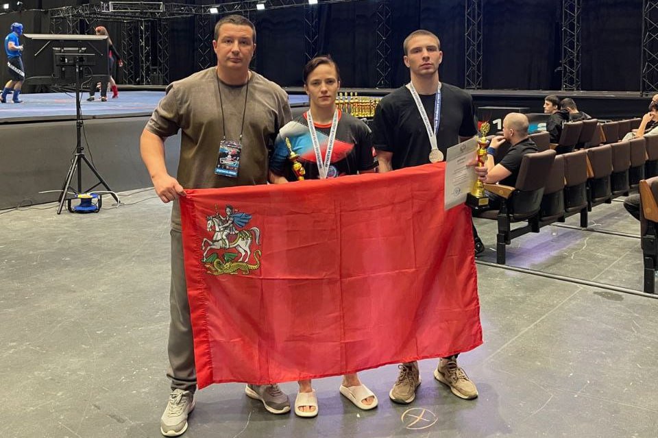 Серпуховские спортсмены завоевали медали на Чемпионате России по панкратиону В Одинцово завершился Чемпионат России по панкратиону, в котором приняли участие 186 спортсменов из 42 регионов. Воспитанники Спортивной школы «Зубренок» показали высокие результаты. Александр Мариенко весовая категория до 62 кг занял второе место, одержав победы в трех боях. В финале он уступил спортсмену из Тольятти. Дарья Романова весовая категория 53 кг завоевала бронзовую медаль, победив в решающем бою болевым приёмом. Александр Мариенко вошел в состав сборной России для участия в Чемпионате мира, который пройдет в Сербии.