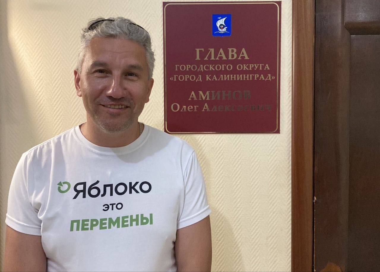 У члена Калининградского «Яблока» Романа Морозова прошёл обыск. Санкцию дал председатель областного суда. У Морозова изъяли телефон и жёсткие диски из домашнего компьютера. В постановлении, с которым дали ознакомиться Роману Морозову, говорится, что он был «партнёром» адвоката Марии Бонцлер. В отношении Бонцлер, согласно постановлению, «имеется подозрение» в госизмене. К ней также сегодня пришли с обыском. Роман Морозов и Мария Бонцлер были адвокатами калининградского политзаключённого Игоря Барышникова. Следователь также спрашивал о причастности Морозова к деятельности «Мемориала». «Яблочник» готовит ходатайство в областной суд о незаконном проведении «осмотра помещения» и о нарушении адвокатской тайны. Напомним, летом 2024 года «Яблоко» выдвигало Романа Морозова на выборы губернатора Калининградской области. Он вёл кампанию под лозунгом «За Мир и Свободу! За соглашение о прекращении огня!» Стать зарегистрированным кандидатом Морозов не смог из-за «муниципального фильтра». ‼ Поддержать нас