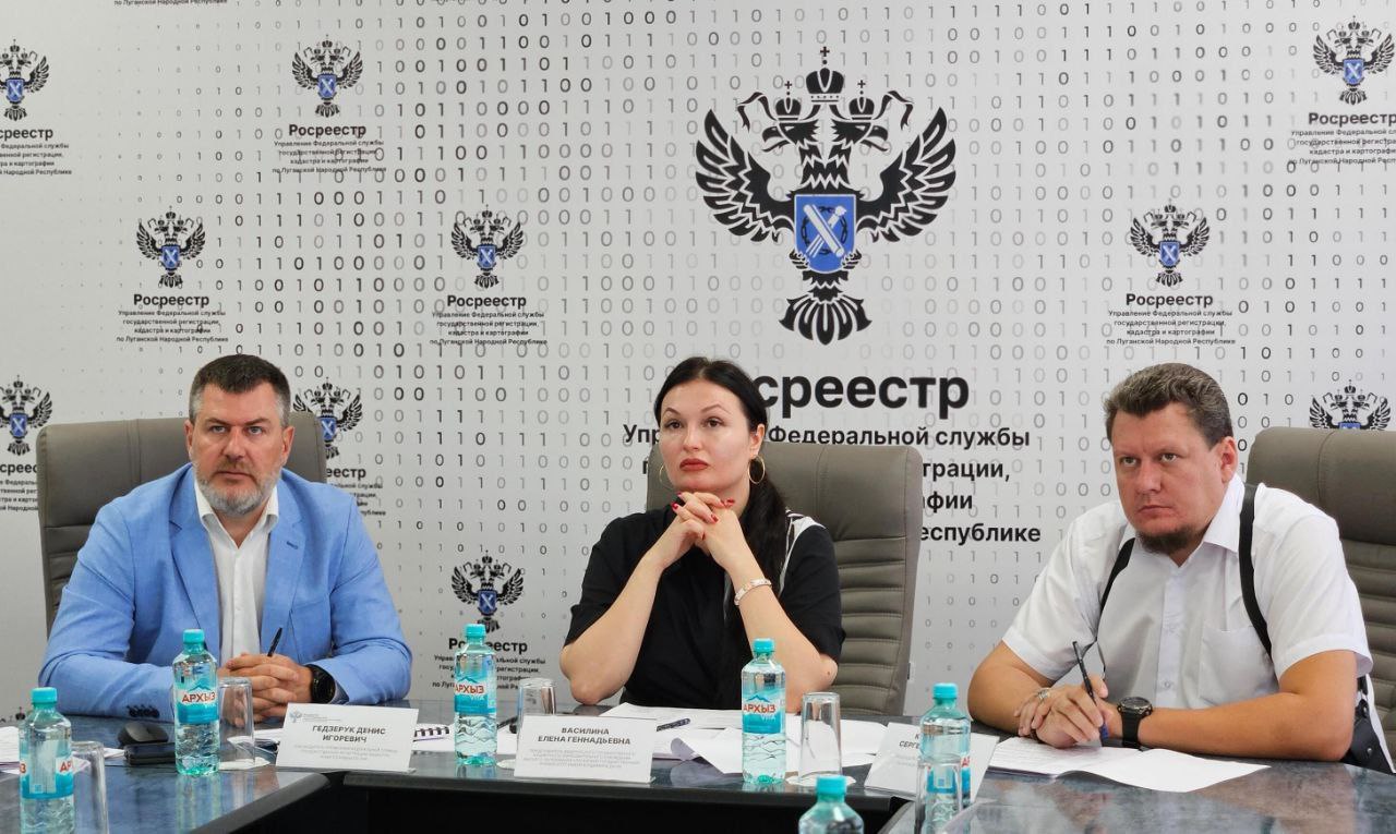 Общественный совет при Управлении Росреестра по ЛНР заслушал итоги деятельности Управления за 1 полугодие 2025 года. Руководитель Управления Денис Гедзерук предоставил членам Общественного совета отчет о результатах в учетно-регистрационной сфере. Управлением совершено более 2,2 млн учетно-регистрационных действий, из которых почти миллион в первом полугодии текущего года. Он также проинформировал о реализации в республике проектов в сфере недвижимости и отметил: «Ведомство постоянно работает над совершенствованием процесса предоставления услуг Росреестра. Наша задача – сделать его прозрачным и доступным. Управление направляет усилия на развитие земельно-имущественного комплекса региона. Мы участвуем в ведомственных проектах «Земля стройки» и «Земля для туризма», проводим обследование территорий». Также члены Общественного совета рассмотрели вопрос по обращениям граждан в Управление. Они отметили доступность каналов, по которым граждане могут обратиться в ведомство, оперативность взаимодействия с гражданами на основе принципов клиентоцентричности в рамках проекта «Государство для людей», констатировали трехкратное увеличение количества обращений, поступивших посредством Платформы обратной связи на базе Единого портала госуслуг, в сравнении с аналогичным периодом 2024 года. По итогам заседания утвержден План мероприятий Общественного совета при Управлении Росреестра по ЛНР на 2025 год. «Общественный совет при территориальном Управлении Росреестра создан в мае текущего года. Его члены в полной мере приступили к реализации своих полномочий. Мы утвердили основные документы, необходимые для нашей работы. Изучаем направления деятельности и полномочия Управления и готовы вести активную работу, содействуя достижению целей и задач, поставленных перед ним», – прокомментировала председатель Общественного совета Елена Василина. #Росреестр #ЛНР #ОбщественныйсоветПриРосреестре #РаботаемВместе #МыТамГдеЛюди