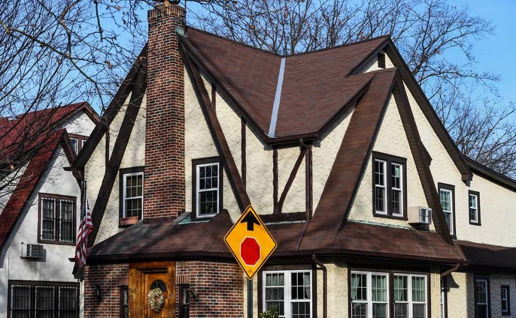 Дом в Квинсе штат Нью Йорк где американский президент Дональд Трамп провел свои первые четыре года жизни выставлен на продажу пишет The New York Times Доме в тюдоровском стиле в районе Jamaica Estates примерно в 23 км от Манхэттена построил отец будущего президента Фред Трамп в 1940 году Когда Дональду Трампу исполнилось четыре года семья переехала в другой дом расположенный неподалеку В доме пять спален его площадь составляет примерно 232 3 кв м плюс подвал площадью около 93 кв м Последний владелец сдавал дом в аренду и он пришел в упадок В 2025 году его купил девелопер Томми Лин за 835 тыс В доме не было ни воды ни электричества Он был непригодным для жилья сказал он и добавил что из за прорыва трубы подвал здания покрылся плесенью она была и на крыше Фото Li Rui XinHua Global Look Press Следить за новостями РБК в Telegram