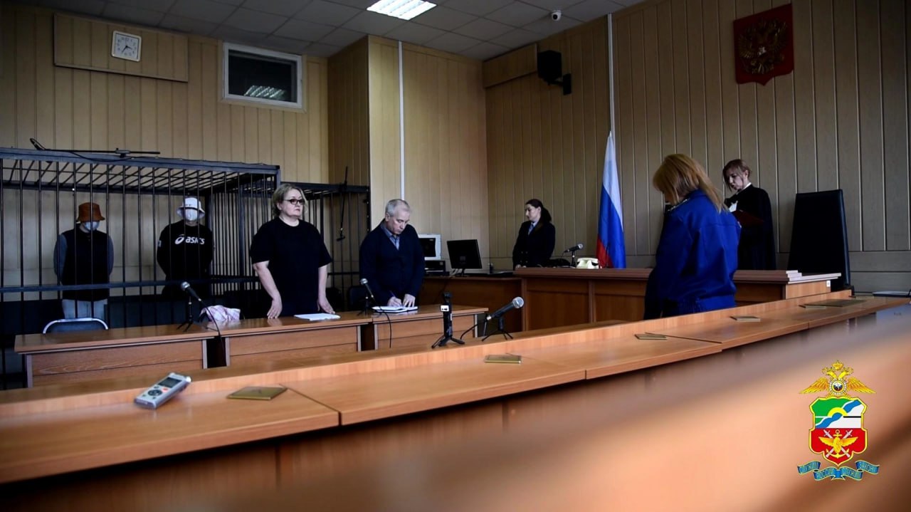 Двух новосибирцев отправили в колонию за диверсию. В ноябре 2023 года обвиняемые одному из них на тот момент не было и 18 лет по заданию куратора из интернета подожгли релейный шкаф на ж/д станции Чемской. За это им обещали заплатить. Теперь один подсудимый проведет 6 лет в исправительной колонии общего режима, а второй — 12 лет в исправительной колонии строгого режима с отбыванием части наказания в тюрьме. Фото: Транспортная полиция Сибири / Telegram