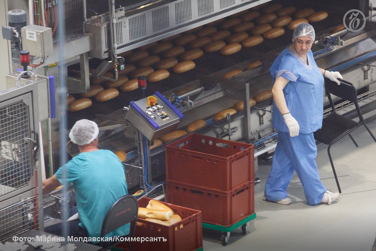 Закрытый паевой инвестиционный фонд ЗПИФ РСХБ АгроМ стал единственным акционером екатеринбургского хлебокомбината АО Смак который был изъят в пользу РФ в 2024 году ранее принадлежал Макфе Как следует из данных Единого государственного реестра юридических лиц ЗПИФ стал владельцем с 23 января 2026 года Хлебокомбинат Смак был основан 15 мая 1927 года как первое предприятие промышленного хлебопечения на Урале говорится на сайте предприятия В 2000 году комбинат вошел в агропромышленное объединение Макфа Подписывайтесь на Ъ Урал