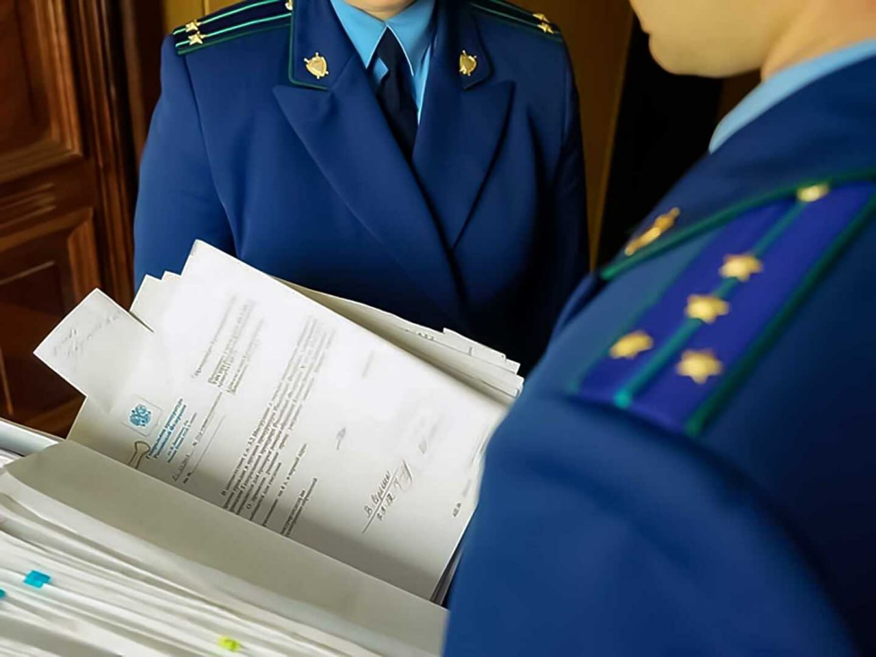 На Ставрополье чиновник «помогал» родственникам-аграриям воровать деньги из бюджета Начальник управления сельского хозяйства и охраны окружающей среды администрации Нефтекумского округа делал так, что его родня получала субсидии от государства. Куда тратились бюджетные деньги, чиновник не знал, хотя должен был за следить за этим. В результате через фермерские хозяйства, которыми руководили родственники начальника управления, из казны украли более 14,3 млн рублей, сообщили в прокуратуре Ставропольского края. Чиновник «помогал» родным и по-другому. Он направил более 6 млн рублей на проведение агрохимических обследований участков, принадлежащих его близким родственникам, хотя средства должны были пойти на другие цели. Против начальника управления администрации округа возбудили дело. Кроме того, по требованию прокурора его уволили в связи с утратой доверия. «ВКонтакте» и в «Одноклассниках», чтобы быть в курсе самых интересных новостей Кавказа. -канал АиФ – Северный Кавказ