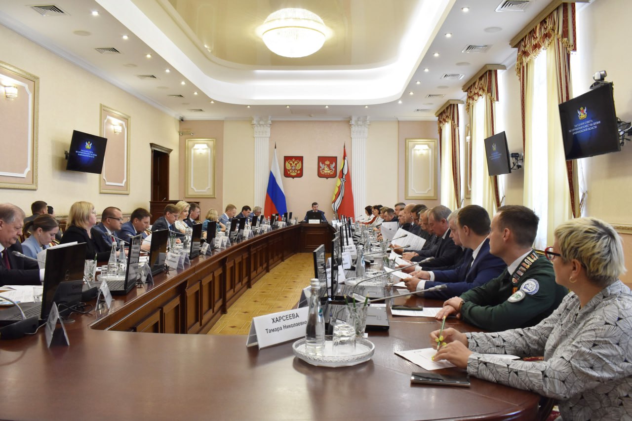Организацию быстрого полезного и недорогого питания в школьных буфетах обсудили в облправительстве Первый зампред правительства области Данил Кустов провел заседание Совета по улучшению качества жизни в Воронежской области Выполняя принятые ранее решения Совета в регионе все школы региона имеющие спортивную инфраструктуру разработали регламент использования спортплощадок для всех желающих организована работа 182 инструкторов которые будут вести занятия для всех желающих на базе инфраструктуры школ привели в порядок 339 объектов на пришкольных территориях в разных уголках региона в 126 школах области для школьников работают специально оборудованные буфеты Комментируя информацию об организации работы буфетов в школах области и разницу в арендной плате за предоставляемое место Данил Кустов поручил проработать вопрос о снижении арендной платы для размещения школьных буфетов там где она завышена Подробнее govvrn ru news 2025 09 02 9496 Правительство Воронежской области Подписаться на канал в МАХ