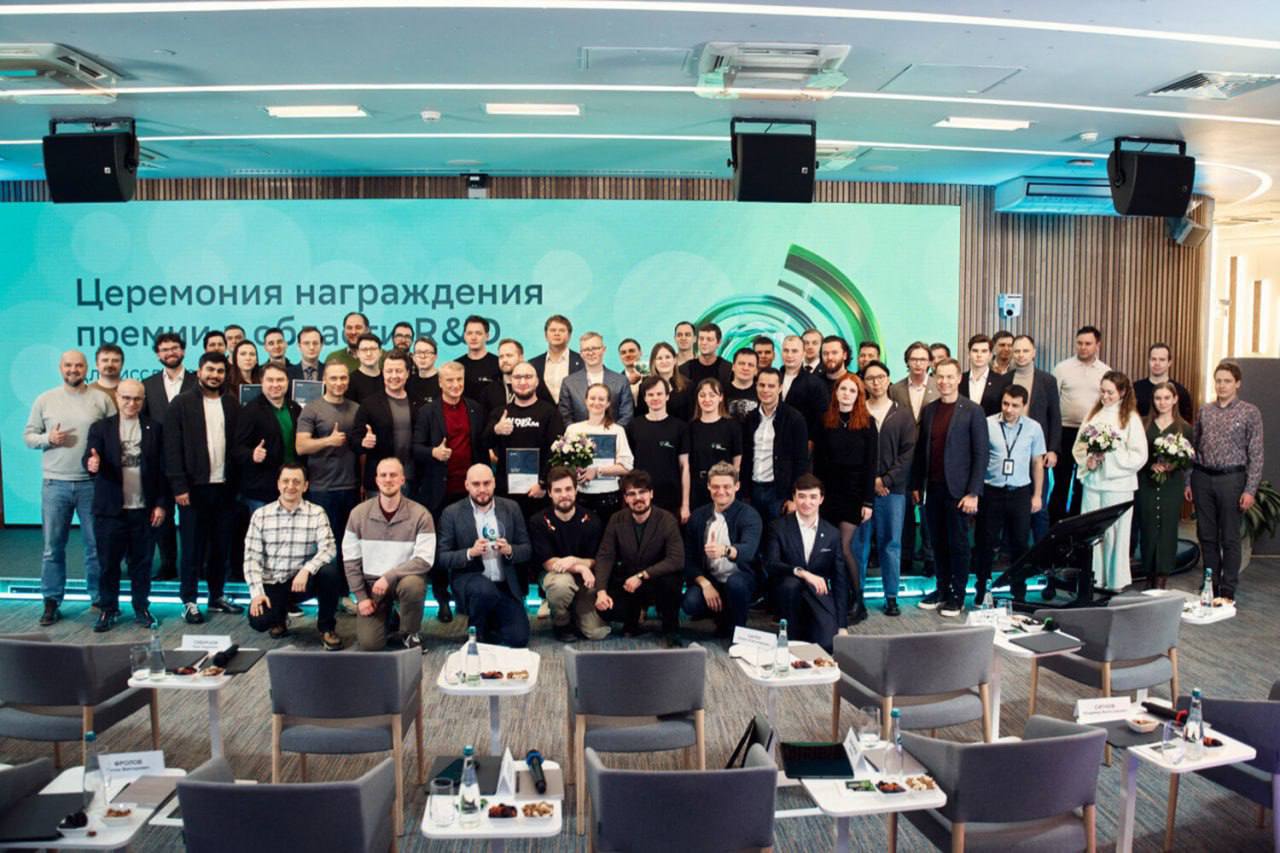 Награждены лучшие учёные и исследовательские проекты Сбера Премия в области R D для исследователей Сбера вручается с 2023 года Так компания поощряет специалистов за личный вклад в развитие науки и технологий и реализацию командных проектов В этом году общее количество заявок увеличилось в 1 5 раза по сравнению с прошлым годом Финалисты представили свои работы в формате питч сессий по типу TED Talks Награды вручались по четырём номинациям R D прорыв года R D прорыв года Партнёры Лучший исследователь года Научная статья года Авторы лучших работ и проектов получили грамоты от Германа Грефа денежные награды и путёвки на курорты Манжерок и Мрия Узнать о победителях и призёрах по каждой номинации можно на СберПресс