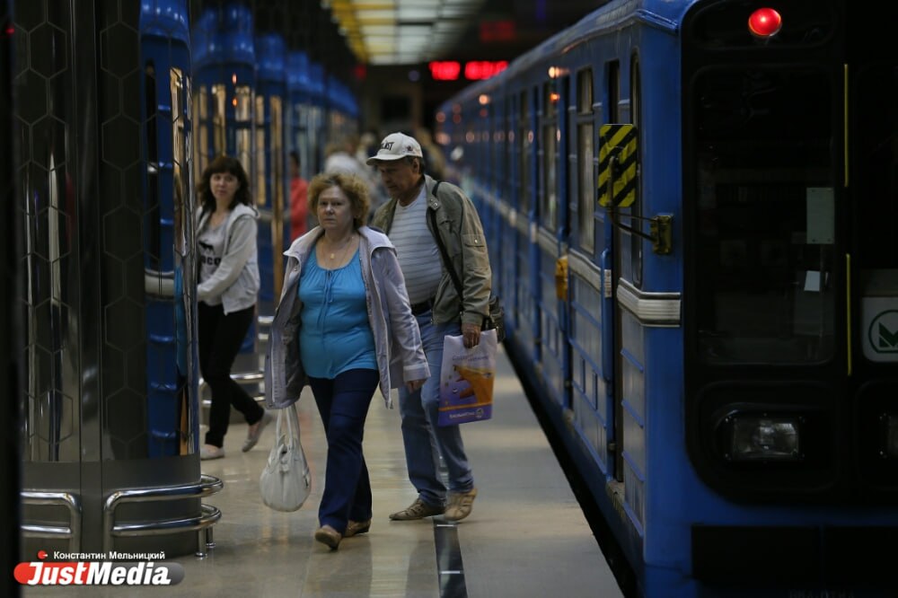 Вторая ветка Екатеринбургского метрополитена может соединить Академический район с Верхней Пышмой.   «Прорабатывается несколько вариантов трассировки метрополитена, ведется работа по внесению изменений в генплан 2045 года. Прорабатывается с Академического, Юго-Запад, и наверх, на антенные поля, вплоть до Верхней Пышмы», – заявил на круглом столе ИД «Коммерсантъ-Урал» вице-мэр Рустам Галямов.   Точные сроки замглавы не стал называть.