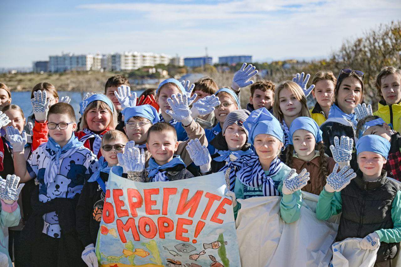 В Международный День Чёрного моря в Севастополе прошла акция Вода России Субботник провели на особо охраняемой природной территории Фисташки у бухты Круглой специалисты Департамента природных ресурсов и экологии города и учащиеся Севастопольского центра эколого натуралистического творчества учащейся молодежи Участники провели тщательную уборку и собрали несколько мешков мусора Среди находок был и крупногабаритные предметы рассказали в Севприроднадзоре Подписывайтесь на СТВ в MAX