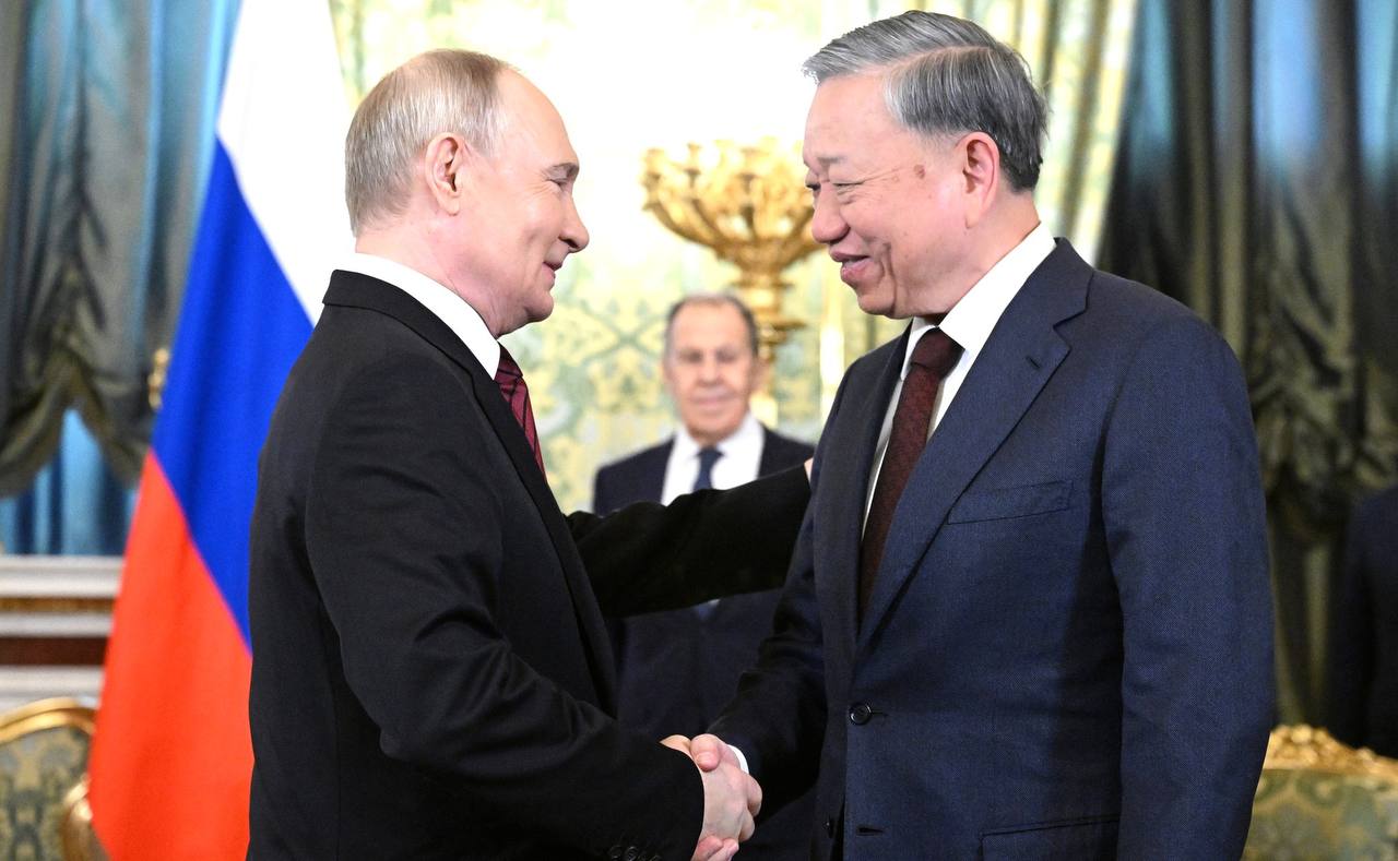 Россия и Вьетнам подписали меморандум о сотрудничестве в сфере здравоохранения Меморандум о взаимопонимании между Министерством здравоохранения Российской Федерации и Министерством здравоохранения Социалистической Республики Вьетнам в области биомедицины был подписан в присутствии Президента России Владимира Путина и генерального секретаря ЦК Компартии Вьетнама То Лама по итогам встречи глав государств в Москве. ↪ Цель меморандума — установление взаимовыгодного сотрудничества в области биомедицины. Формы и направления взаимодействия: Обмен аналитической информацией в области биомедицины; Повышение квалификации медицинских работников; Обмен специалистами и делегациями; Участие в съездах и научных конференциях и другое. В рамках встречи было отмечено, что между Российской Федерацией и Социалистической Республикой Вьетнам традиционно теплые и дружеские отношения, что находит свое отражение на нашем взаимодействии в сфере здравоохранения. #МеждународноеСотрудничество