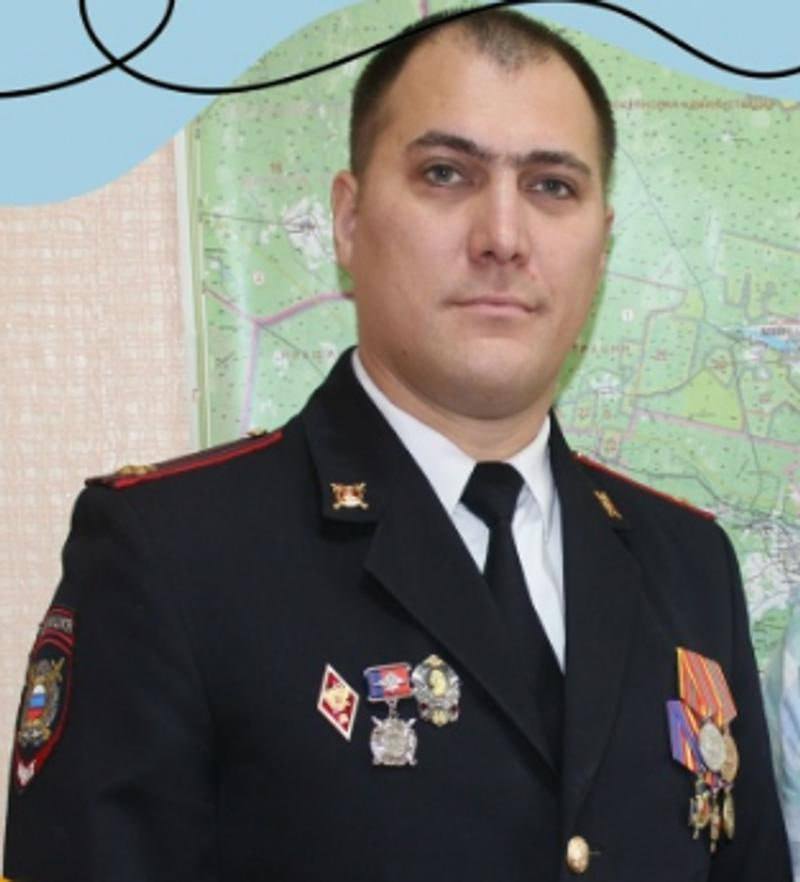 За нападение на женщину с огнетушителем уволен свердловский подполковник полиции В Алапаевске уволен подполковник полиции Максим Магда после инцидента с соседкой к которой он применил огнетушитель Об этом ЕАН сообщил юрист пострадавшей Сергей Самков По словам юриста Магда уволен по дискредитирующим основаниям так как его действия противоречат требованиям закона о службе в органах внутренних дел Конфликт между соседями возник из за дикорастущего винограда который перешел на участок женщины После замечания подполковник начал угрожать и в итоге распылил огнетушитель в лицо соседке причинив ей легкий вред здоровью Женщина была вынуждена обратиться за медицинской помощью и провела шесть дней на лечении в больнице В результате инцидента также были привлечены к дисциплинарной ответственности некоторые должностные лица местного отдела полиции Официальная группа ВКонтакте МО МВД России Алапаевский Максим Магда EanNews