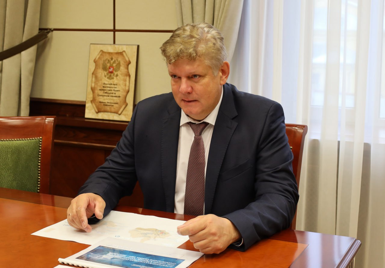 Осенне-зимний период 2024/2025 во всех региональных энергосистемах Сибири прошел спокойно – без существенных технологических нарушений Об этом генеральный директор филиала Системного оператора ОДУ Сибири Алексей Хлебов рассказал Полпреду Президента РФ в Сибирском федеральном округе Анатолию Серышеву на встрече в Новосибирске. Потребление электроэнергии снизилось на 0,6% относительно предыдущего ОЗП за счёт более теплой зимы и введения сезонного запрета майнинга криптовалют в юго-восточной части ОЭС Сибири. Что касается этой части энергосистемы, то в соответствии со Схемой и программой развития электроэнергетических систем России 2025–2030, к концу этого периода прогнозируется дефицит мощности до 2885 МВт. Для недопущения дефицита в СиПР определены технические решения: 1305 МВт новой генерации, уже отобранной по КОМ НГО, не менее 1234 МВт в южных частях Забайкалья и Бурятии, которые ещё предстоит отобрать, передача постоянного тока из центральной части ОЭС Сибири в юго-восточную часть ОЭС Сибири пропускной способностью 1500 МВт. Генсхема-2042 предусматривает ввод в Сибири 17,2 ГВт новой генерации: угольных электростанций, ГЭС, АЭС и СЭС, а также 5213 км новых ЛЭП. Предусмотренные СиПР ЭЭС России и Генсхемой проекты позволят повысить надежность электроснабжения в регионах Сибири как в среднесрочной, так и в долгосрочной перспективе. Развитие энергетики будет способствовать укреплению промышленного потенциала макрорегиона Сибирь, а также повышению уровня жизни и благополучия населения, – подчеркнул Алексей Хлебов. Полпред отметил значимость детальной проработки вопросов финансирования новых объектов, сроков реализации и технологической готовности запланированных объектов, направленность на повышение энергоэффективности и снижение негативного воздействия на окружающую среду. Необходимо обеспечить задел для поступательного развития Сибири и всей России. Надёжность энергосистемы – важное условие для обеспечения качества жизни наших граждан, в том числе за счёт появления новых производств и создания рабочих мест, – резюмировал Анатолий Серышев.