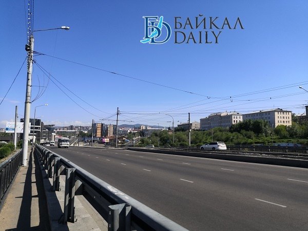 Завтра на Удинском мосту в столице Бурятии закроют тротуар, ведущий к республиканскому бизнес-инкубатору из центра города . Тротуар закроют временно из-за смещения трамвайной опоры фото из архива