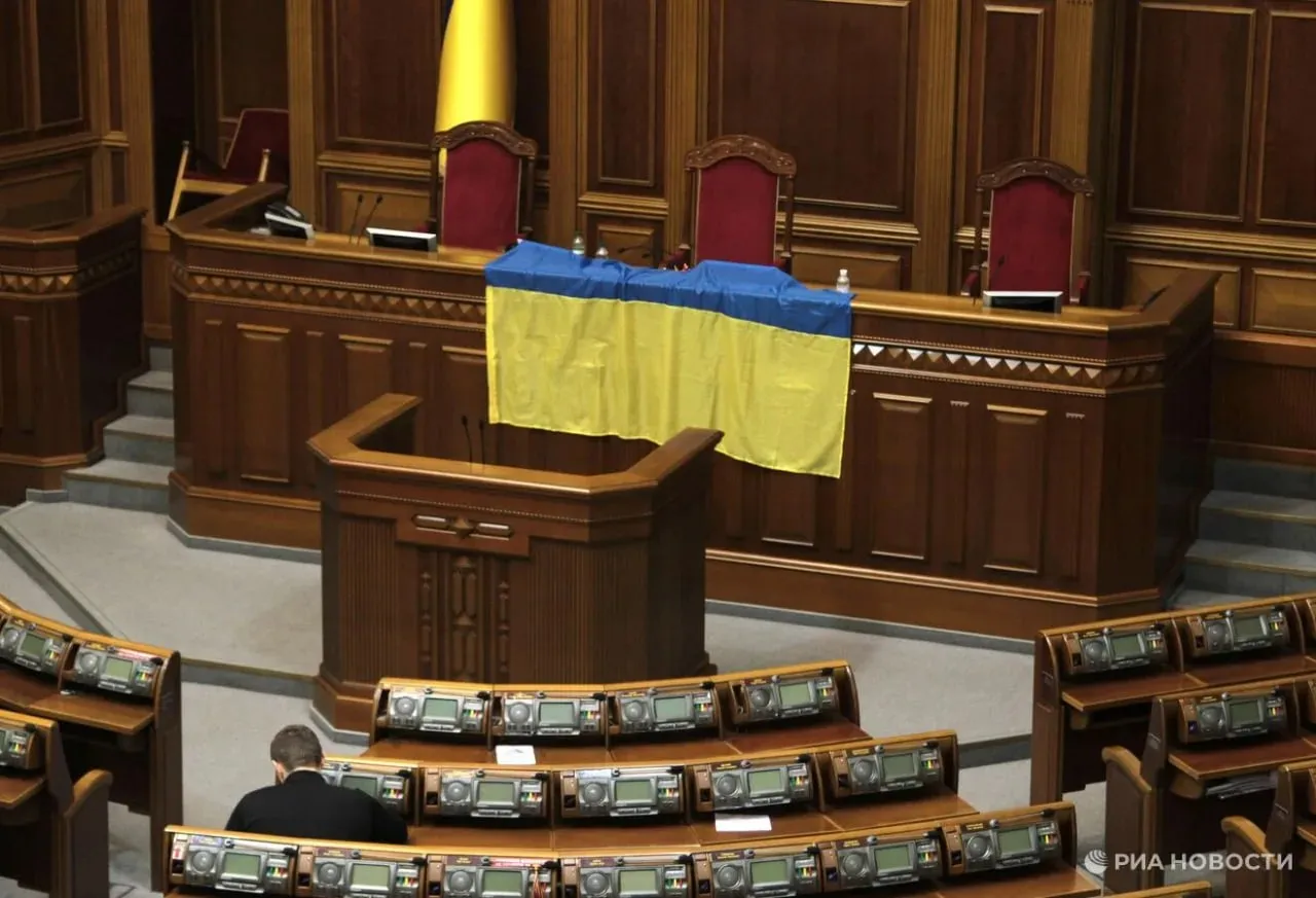 Рада продлила еще на 90 дней действие военного положения на Украине Об этом со ссылкой на голосование депутатов Верховной рады пишет РИА Новости Законопроект о продлении военного положения сроком на 90 дней который внес Владимир Зеленский поддержали 315 депутатов По словам украинских парламентариев военное положение на Украине продлевают уже 19 й раз На Украине с 24 февраля 2022 года введен режим военного положения на следующий день Зеленский подписал указ о всеобщей мобилизации С тех пор их действие многократно продлевалось Подписаться на РИА Новости Крым в Telegram MAX VK
