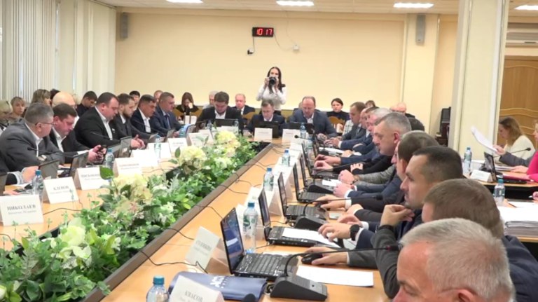 Мемориальные доски установят на школах Брянска где учились герои СВО   guberniya tv obshhestvo 322080 На пятнадцатом заседании городского совета народных депутатов депутаты утвердили план приватизации 18 объектов нежилого фонда согласовали кандидатуры на звания Заслуженный учёный и Заслуженный изобретатель а также приняли решения о размещении мемориальных досок выпускникам школ награждённым орденами Мужества ƃℾ подписаться прислать новость