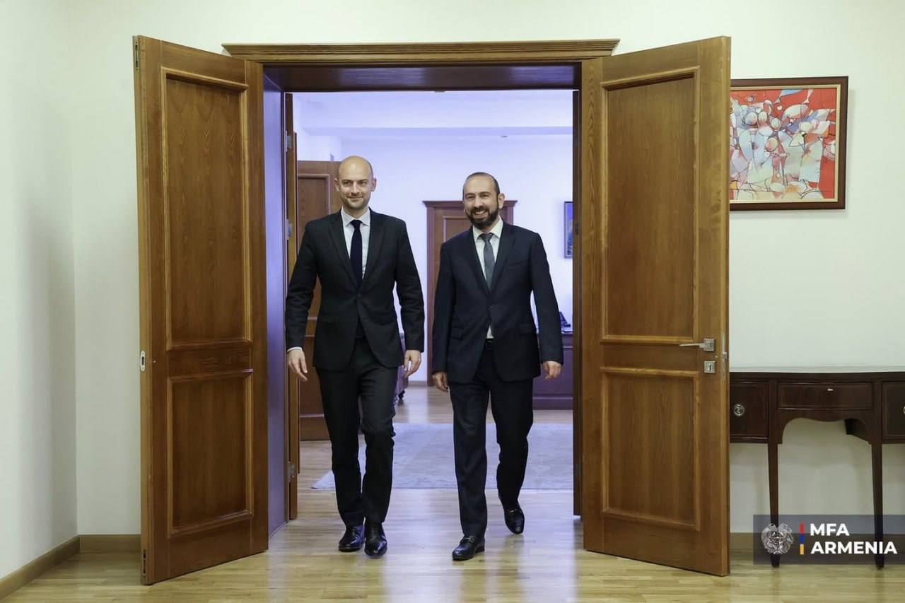 В Ереване началась встреча в формате тет-а-тет глав МИД Армении и Франции Арарата Мирзояна и Жана-Ноэля Барро. Armenian Military Portal