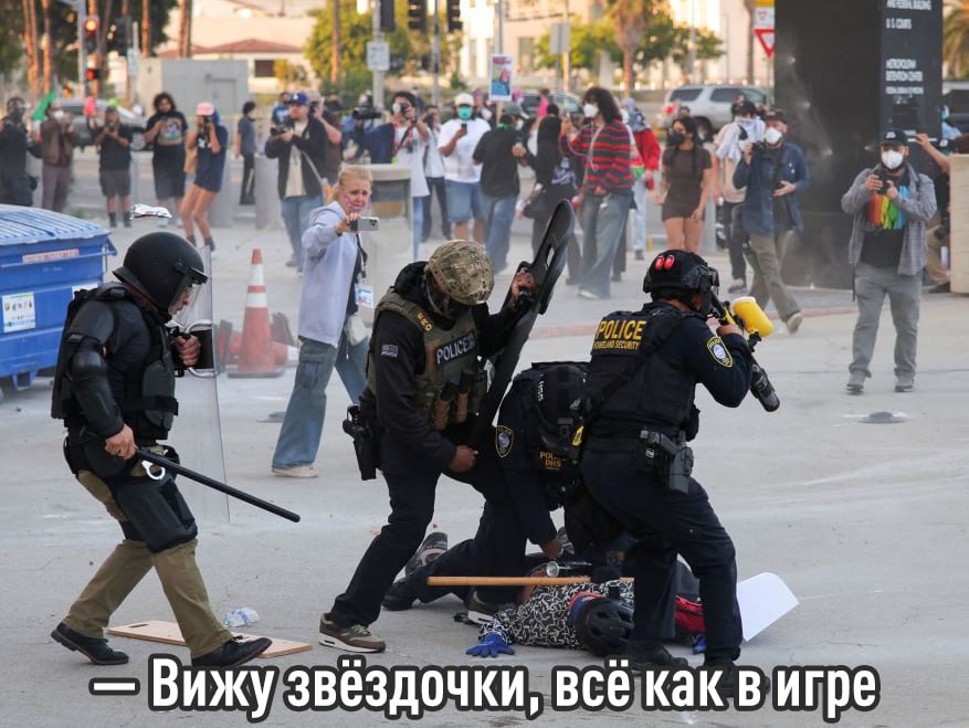 Мигранты начали использовать Fortnite и GTA RP чтобы научиться вести себя при рейдах миграционной полиции геймеры устраивают полноценные инсценировки задержаний Игруны спорят с агентами от лица адвокатов объясняют какие права есть у иммигрантов и у свидетелей В итоге получилcя мем ICE проводит настоящие рейды на улицах а их цифровые копии ловят людей в Лос Сантосе Ирония в том что сами власти тоже давно пытаются зайти в игры делают видосы про Halo шутят про Pokémon и пытаются вербовать аудиторию через мемы Теперь же активисты решили раз государство пришло в игры никто не мешает использовать те же площадки против него Матрица Начало exploitex