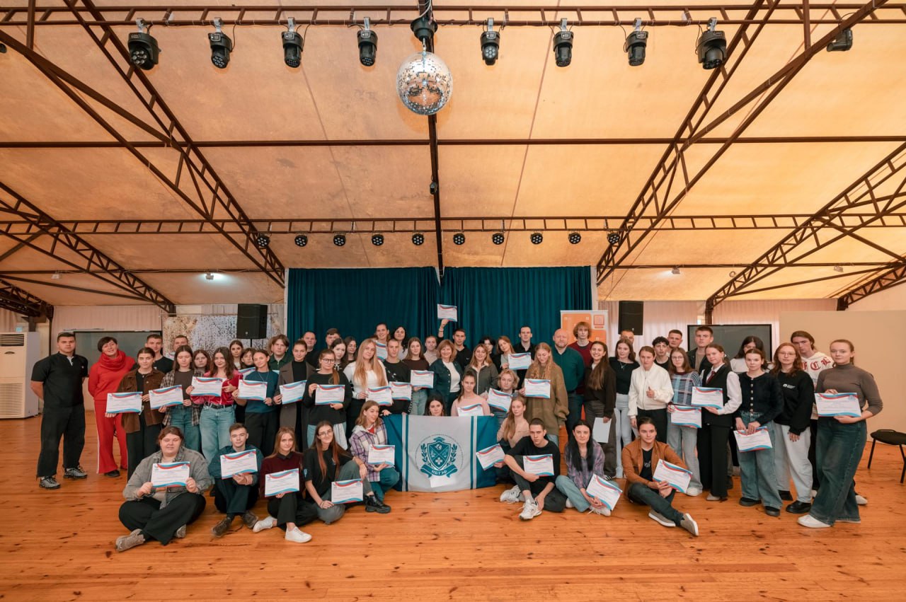 Территория единства молодежь из новых регионов стали участниками образовательного интенсива в Крыму В Алуште прошел уникальный трехдневный образовательный интенсив Территория единства организованный Обществом Знание совместно с Крымским федеральным университетом Участниками стали 70 молодых людей прибывших из новых регионов и обучающихся в КФУ Для ребят из Донецкой Народной Республики Луганской Народной Республики Херсонской и Запорожской областей были организованы интерактивные лекции мастер классы кинопросмотры тематических фильмов и кейс сессий где лекторы Общества Знание преподаватели университета говорили с молодыми людьми об основах российской государственности истории традициях и культуре страны Нам хотелось выйти за рамки классических лекций и создать пространство для живого искреннего и открытого диалога с молодежью В такой атмосфере ребята не просто получают знания здесь рождается искренняя связь с нашей культурой и духом России укрепляется чувство единства поделилась директор филиала Общества Знание в Крыму проректор по учебной и методической деятельности КФУ Наталья Кармазина Вместе с лекторами ребята размышляли над феноменом особого притяжения иностранцев к русской культуре пытаясь понять что именно вызывает такую искреннюю заинтересованность и любовь Анализировали русские сказки как уникальный источник нравственных ориентиров отражающих богатство духовных ценностей мудрость и жизненную философию народа На мастер классе лектора Знания доцента кафедры основ российской государственности КФУ Жанны Соколовой участники интенсива создавали свои путевые заметки где делились личными впечатлениями в том числе о жизни в Крыму Заключительный день интенсива был посвящен практико ориентированным занятиям Участники говорили о том что значит жить достойно в современном мире а также разбирали реальные ситуации на кейс сессии посвященной правам и обязанностям гражданина Наша задача дать возможность студентам почувствовать те возможности перспективы которые им несет Россия государство Крымский федеральный университет дать понять что о них заботятся о них помнят и что каждый голос будет услышан рассказала заведующая кафедрой основ российской государственности КФУ им В И Вернадского Татьяна Гогунская Образовательный заезд завершился пресс конференцией Территория будущего воспитание патриотизма и гражданское просвещение где в качестве спикеров выступили Наталья Кармазина и директор Института глобальных исследований Финансового университета при Правительстве РФ Сергей Белоконев Участники задавали экспертам самые важные и актуальные вопросы Обсуждения затрагивали широкий спектр тем от роли образования и культуры в воспитании патриотизма до значения гражданского просвещения в современном обществе Спикеры поделились своими взглядами и практическим опытом с молодежью