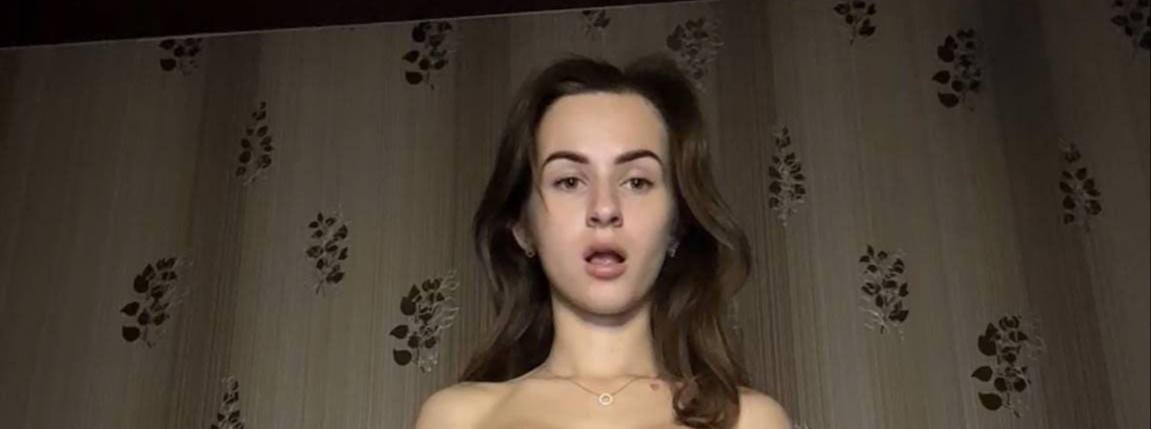 Украинская вебкам модель Молли Мэй из Луцка настоящее имя Наталья Борщевич получила гособоронзаказ на 6 3 миллиона гривен около 12 миллионов рублей Как предприниматель Наталья зарегистрировалась всего месяц назад До того как Наталья стала производительницей антидроновых сеток украинка зарабатывала на OnlyFans и вебкаме В 2020 году против Борщевич на Украине было возбуждено уголовное дело за распространение порнографии По контракту 26 летняя девушка должна поставить сетки в подконтрольный Украине Херсон до Нового года