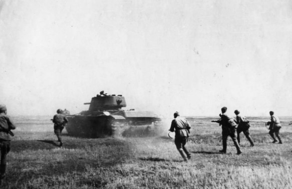 На Чижовском плацдарме пройдет реконструкция Битва за Воронеж Мероприятие возобновляется после шестилетнего перерыва и впервые пройдет на обновленной третьей очереди Петровской набережной рядом с легендарным Чижовским плацдармом который был ключевым рубежом обороны в 1942 1943 годах Организаторы обещают зрелищное и детально проработанное представление На поле одновременно будут действовать более 200 реконструкторов из разных регионов России Центральным элементом станет участие 12 единиц исторической техники включая легендарные Катюши танки Т 34 и Т 70 а также орудия Сорокопятки Для зрителей которые не смогут занять места в первых рядах будет организована прямая трансляция на большой экран Всех желающих приглашают на третью очередь Петровской набережной в воскресенье 25 января к 11 00 утра Подписаться на VRN Град