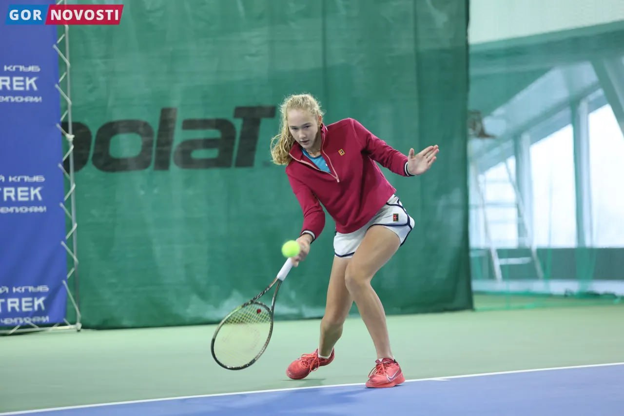 Теннисистка Мирра Андреева прошла во второй круг Australian Open  Уроженка Красноярска победила Марию Боузкову из Чехии в первом раунде турнира. Матч проходил в Мельбурне.   Встреча продолжалась 1 час 14 минут. Она завершилась со счетом 6:3, 6:3.   Фото: Михаил Шуклин