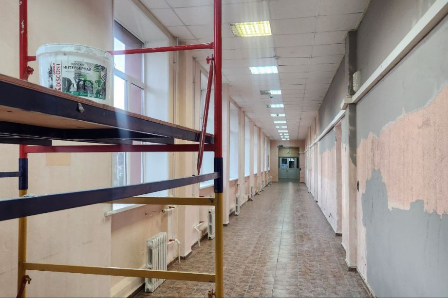 КамГУ не успевают отремонтировать к 1 сентября Камчатский государственный университет имени Витуса Беринга с 1 сентября перейдет на временный смешанный формат обучения Такое решение связано с продолжающимися ремонтными работами в главных корпусах поврежденных после землетрясения 30 июля Торжественная линейка и адаптационные мероприятия для первокурсников состоятся на внешних площадках и частично онлайн Старшекурсники будут учиться дистанционно и на альтернативных площадках в городе Переходный режим продлится до 28 сентября С 29 сентября университет полностью вернется к очной форме обучения Камчатка