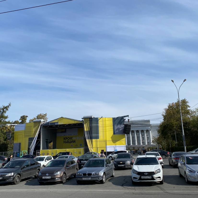 Нелегальную парковку перед ГУКом УрФУ наконец-то уберут Вообще на пятачке возле памятника Кирову парковаться нельзя, но все это делают. Плюс по вечерам там собираются шумные дрифтеры, которые курят кальяны и громко слушают музыку. Плюсом, на этом кольце с начала года на произошло 3 аварии, а за прошлый год 11. Ситуацию усугубляет то, что, припарковавшись, водители переходят дорогу в неположенном месте, рассказал директор департамента транспорта Игорь Ощепков. Чиновники думают, что наиболее «оптимальным вариантом» будет обустроить на площади Кирова приподнятый островок, как это сделали на площади Первой Пятилетки. Когда проект реализуют — пока неизвестно. Новости Екб тут
