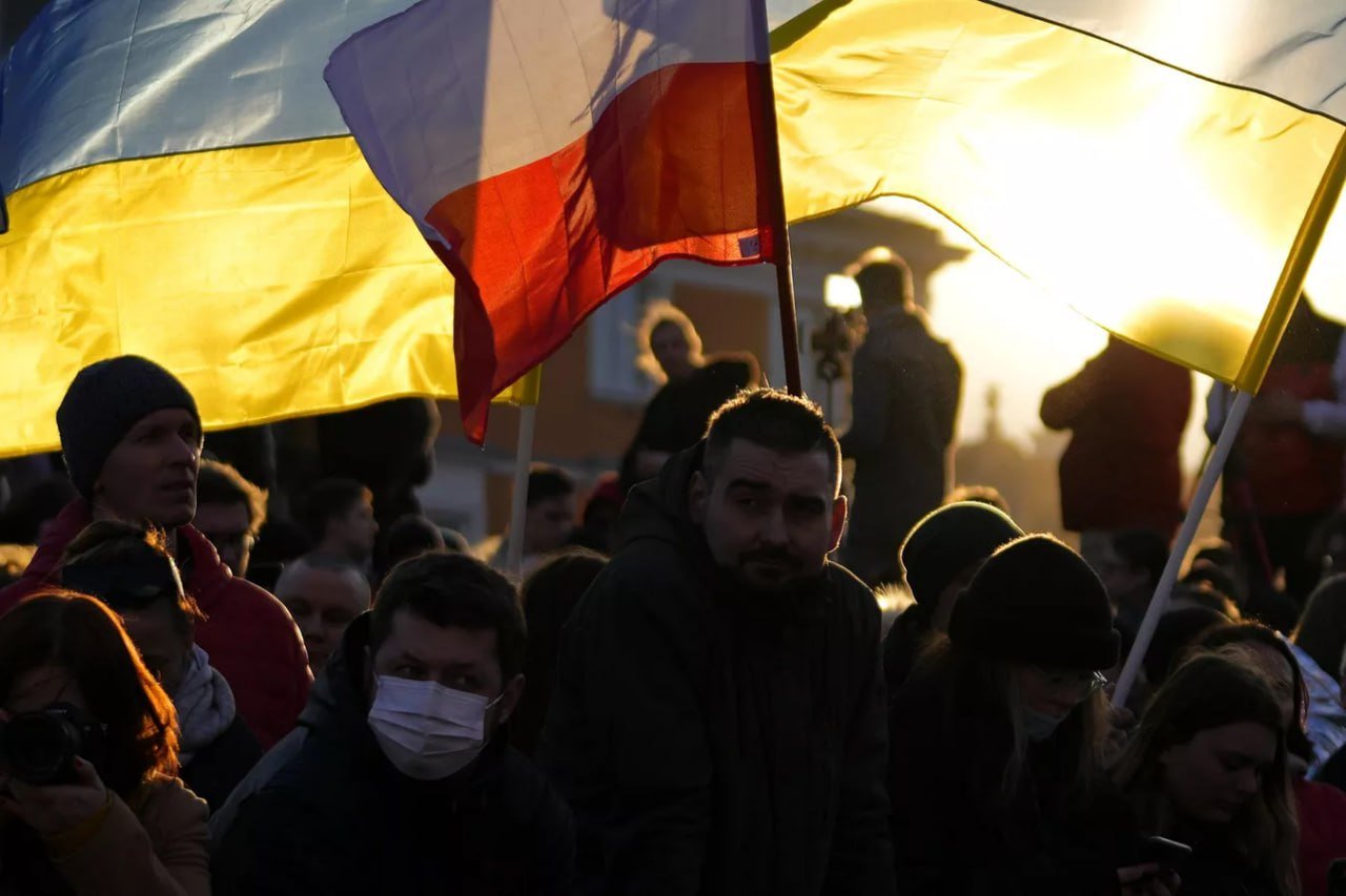 «Вы кто такие? Я вас не звал. Идите обратно»: Польша спустя три года внезапно охладела к украинским беженцам — СМИ Как сообщается, украинцы теперь часто слышат в свой адрес предложения «вернуться домой» — в школах, поликлиниках и общественных местах. Многие беженцы стараются не говорить по-украински в публичных пространствах, чтобы избежать негативной реакции. Сейчас в Польше проживают около 1,5 млн украинцев, и, по оценкам посла Украины, половина из них не планируют возвращаться на родину. Поматросили образ верного союзника Украины — теперь можно и снова стать настоящей Польшей и выгнать всех беженцев. Прислать новость